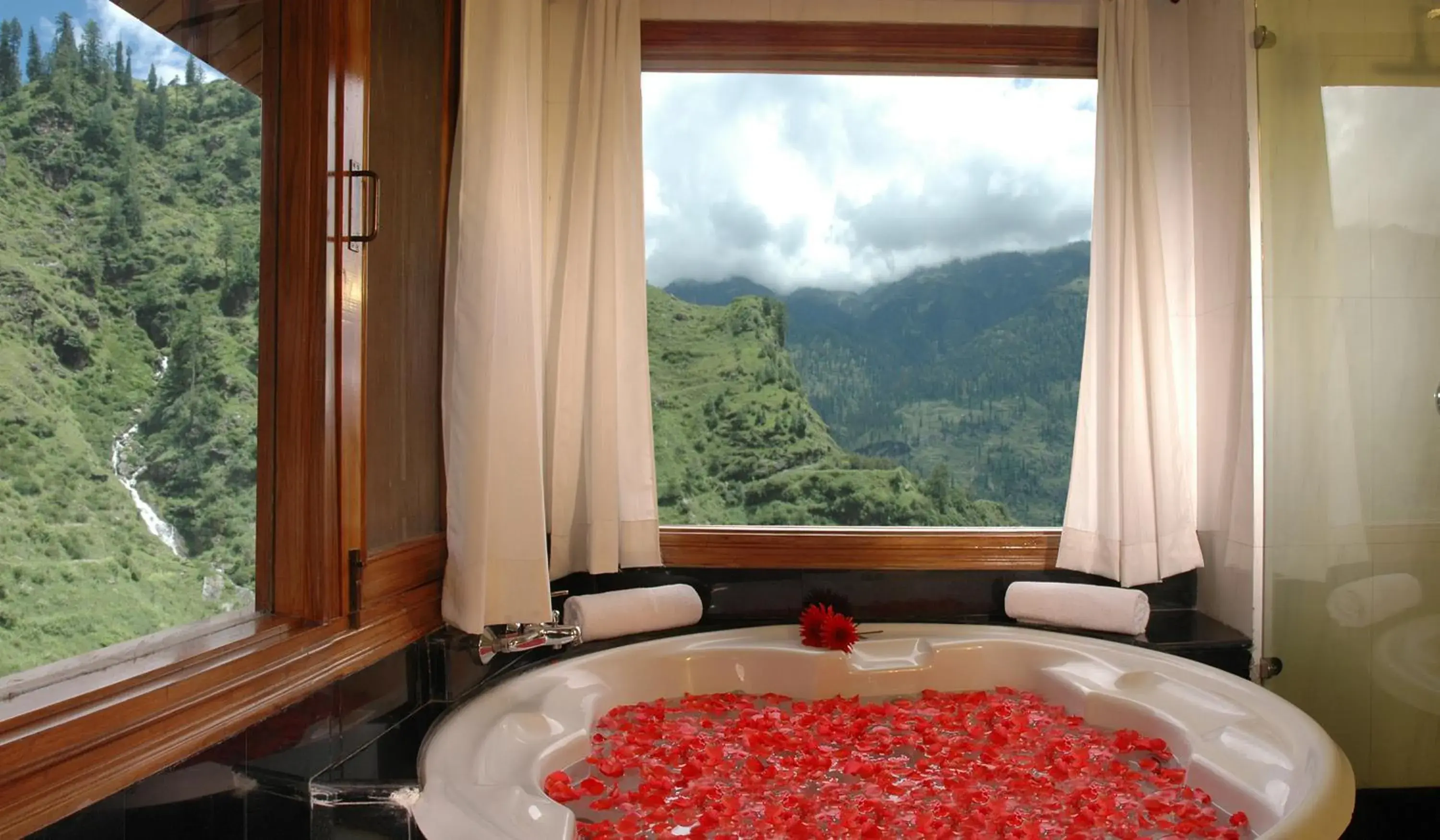 Bathroom, Mountain View in Solang Valley Resort