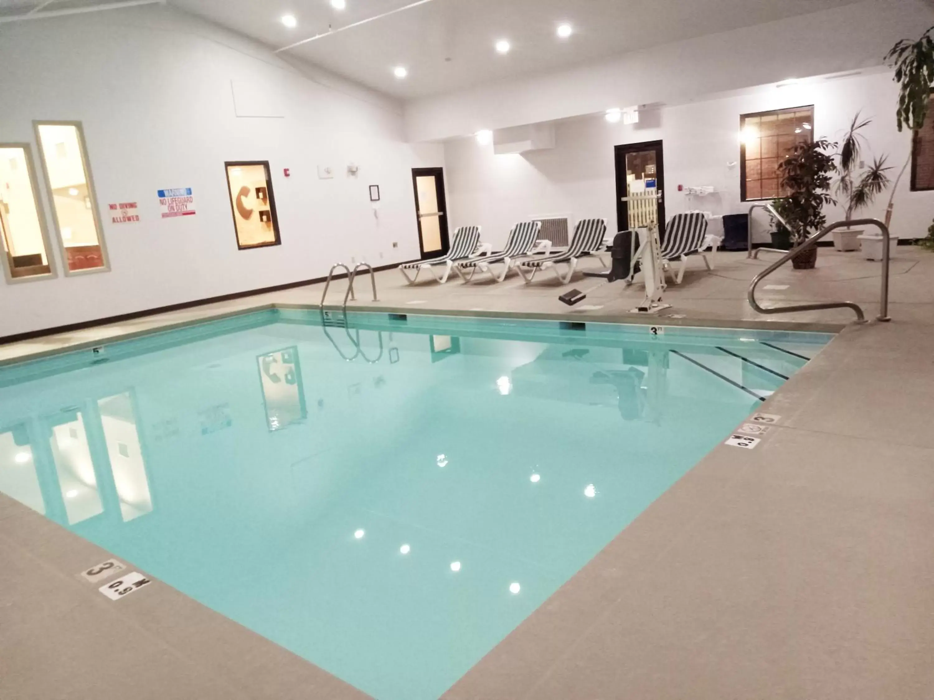 Swimming Pool in Comfort Inn Marion near Downtown & Blue Ridge PKWY