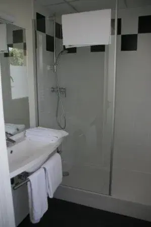 Bathroom in ibis Styles Bourbon Lancy