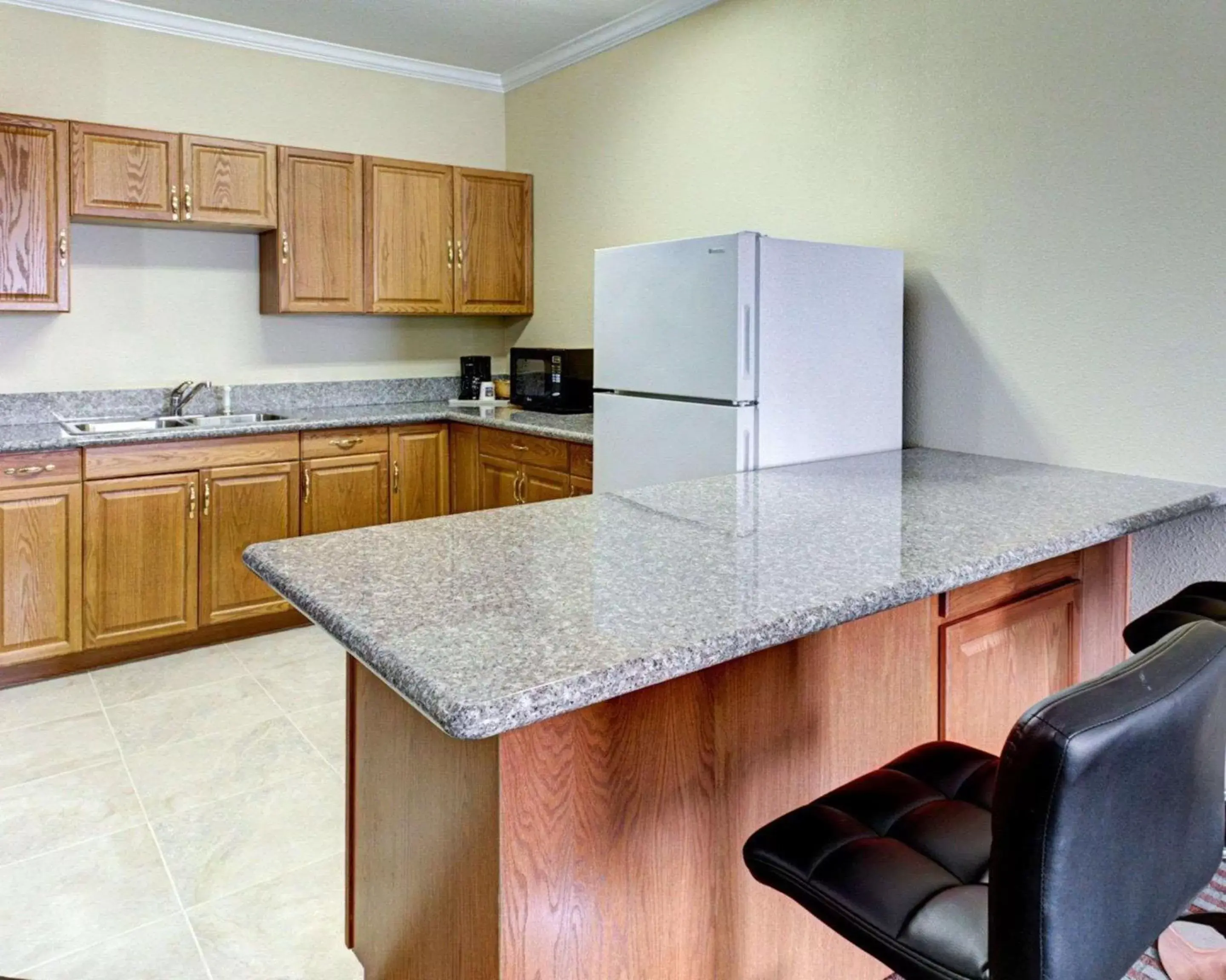 Photo of the whole room, Kitchen/Kitchenette in Comfort Inn Corsicana East