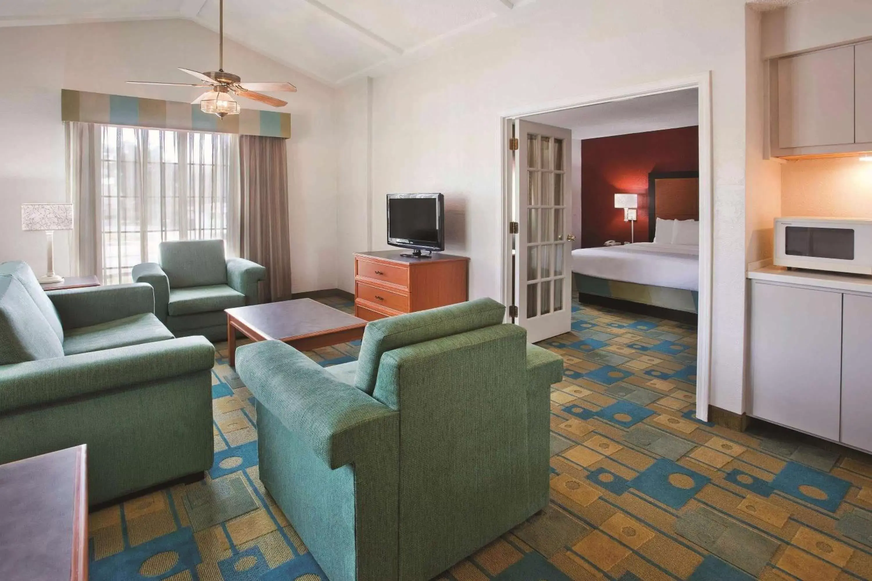 Photo of the whole room, Seating Area in La Quinta Inn by Wyndham Savannah Midtown
