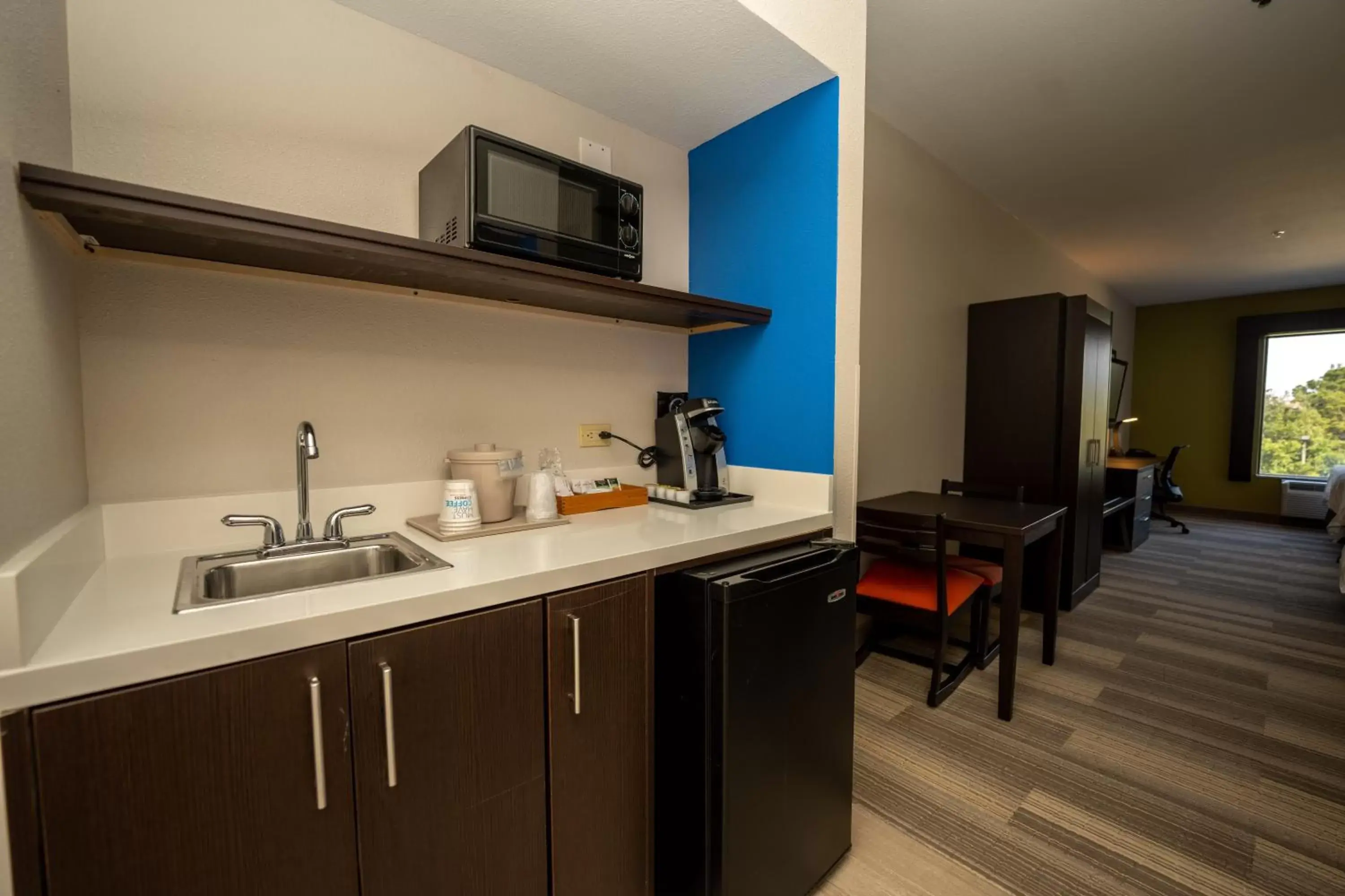 Photo of the whole room, Kitchen/Kitchenette in Holiday Inn Express & Suites Deer Park, an IHG Hotel