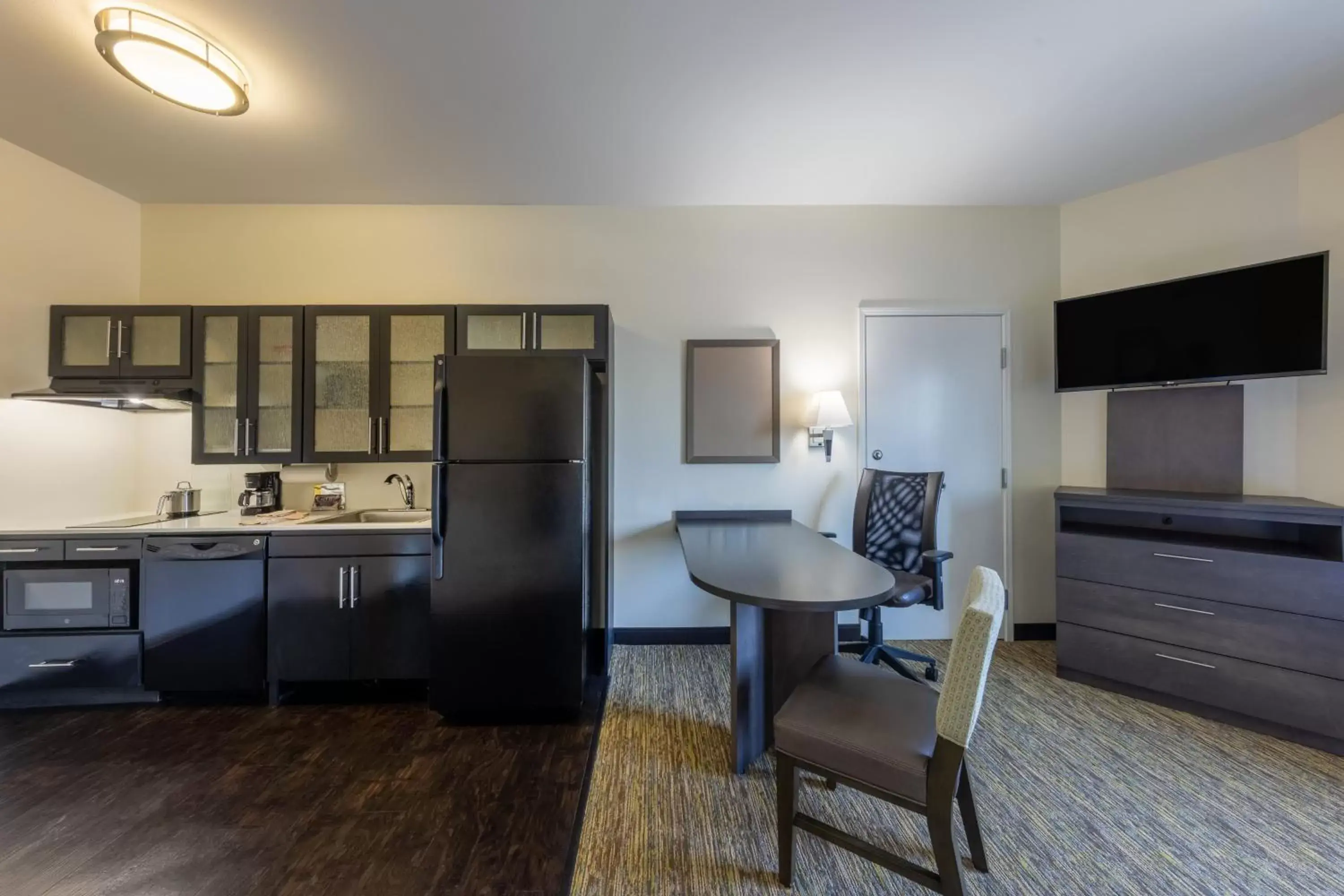 Kitchen or kitchenette, Kitchen/Kitchenette in Candlewood Suites Springfield South, an IHG Hotel