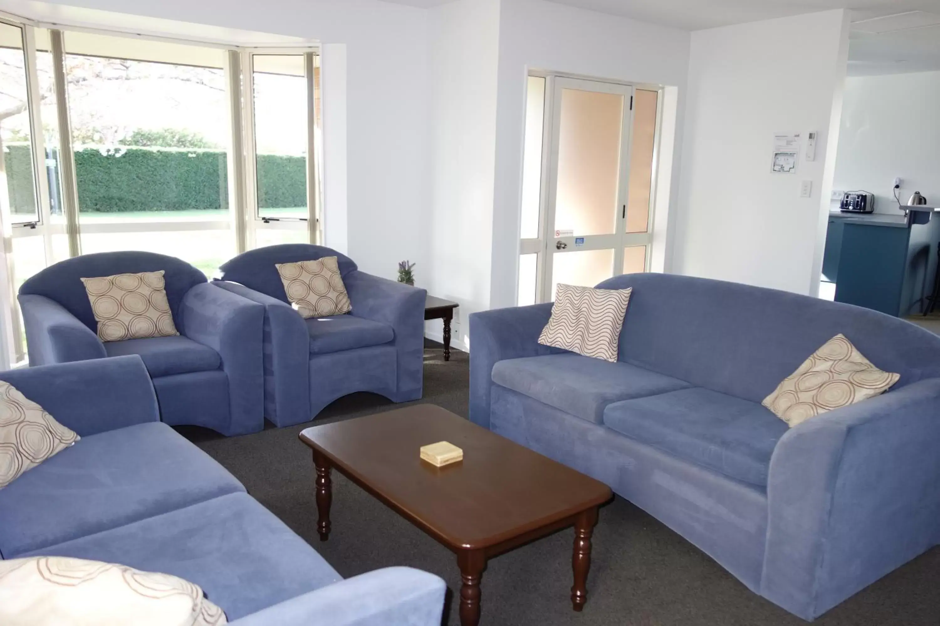 Living room, Seating Area in Northwood Motor Lodge