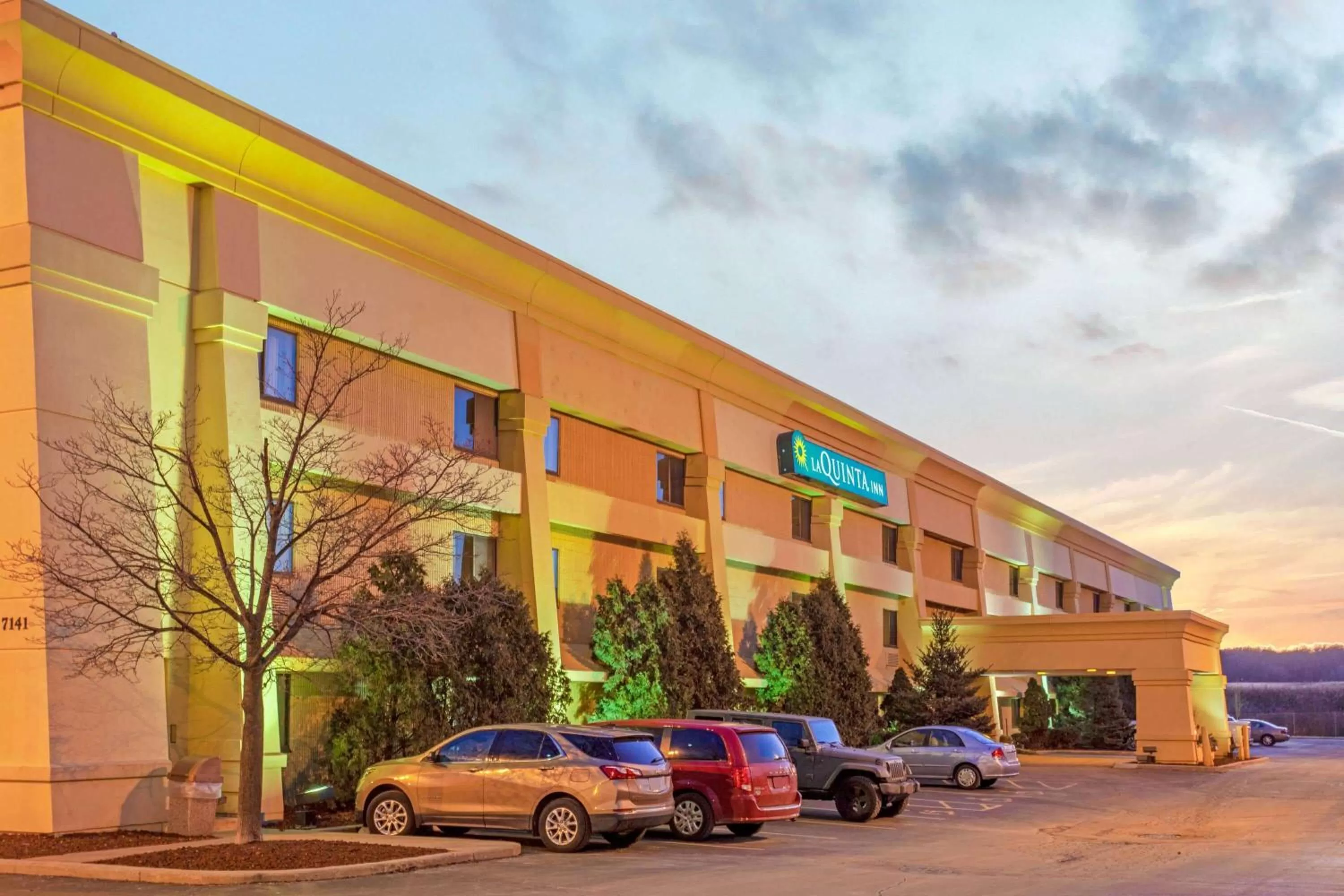 Property building in La Quinta Inn by Wyndham Milwaukee Airport / Oak Creek