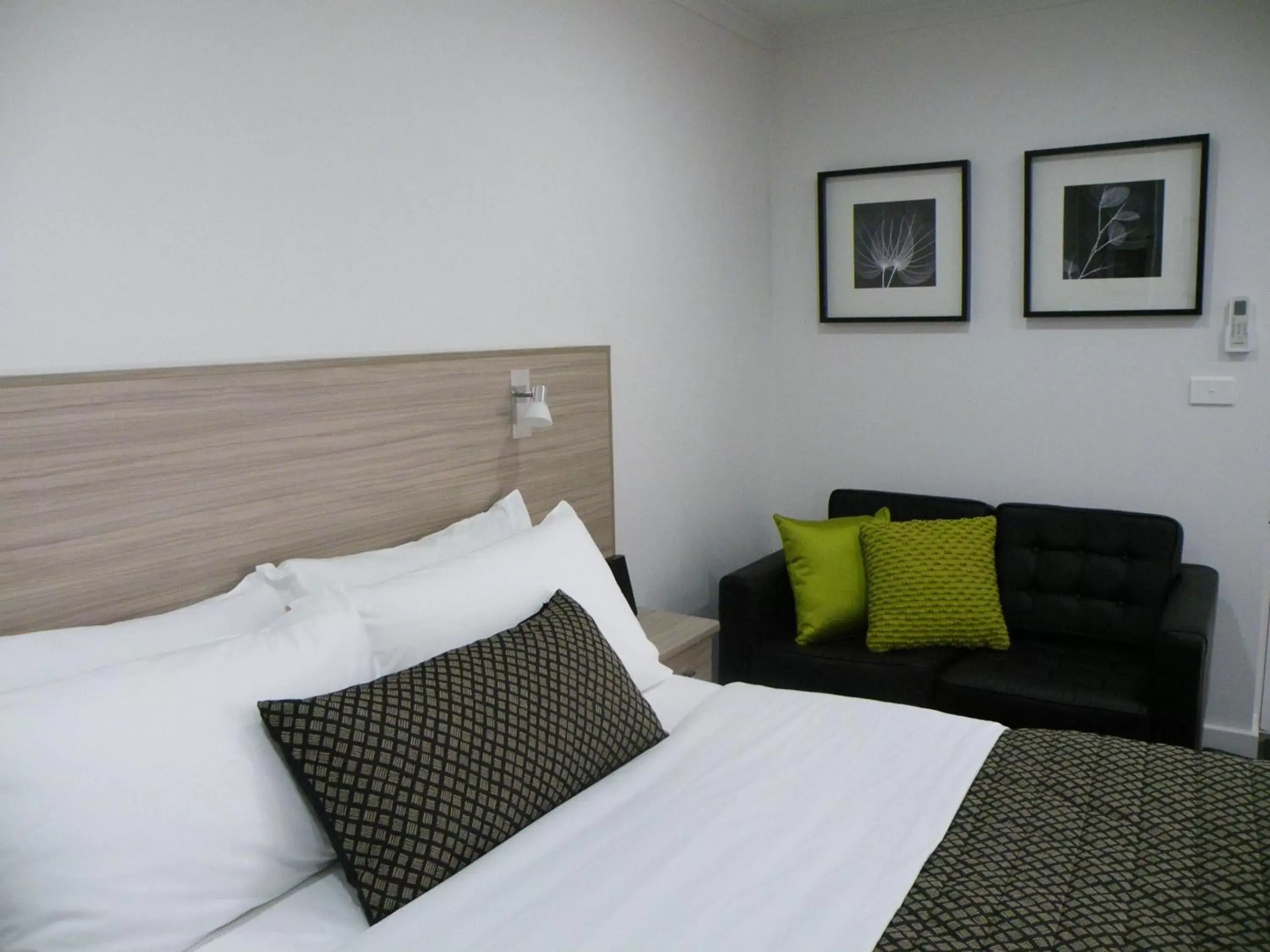 Seating area, Bed in Hamilton Lonsdale Motel