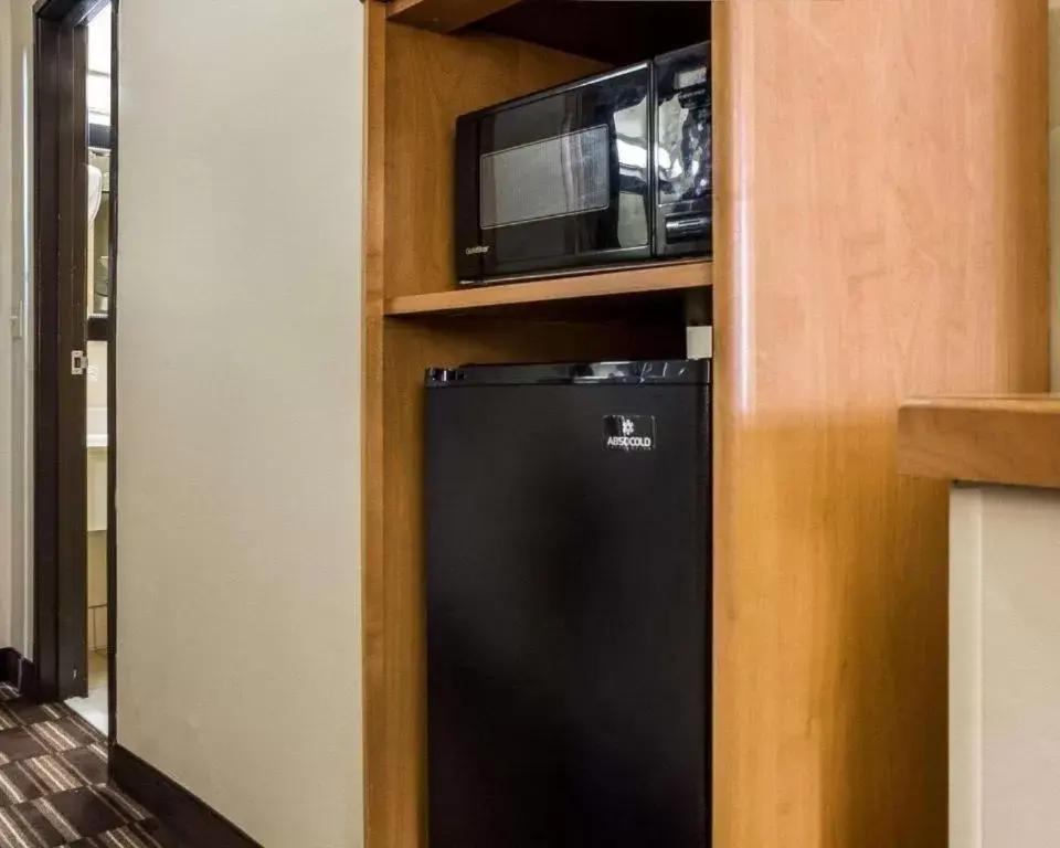 Coffee/tea facilities, TV/Entertainment Center in Quality Suites Near West Acres