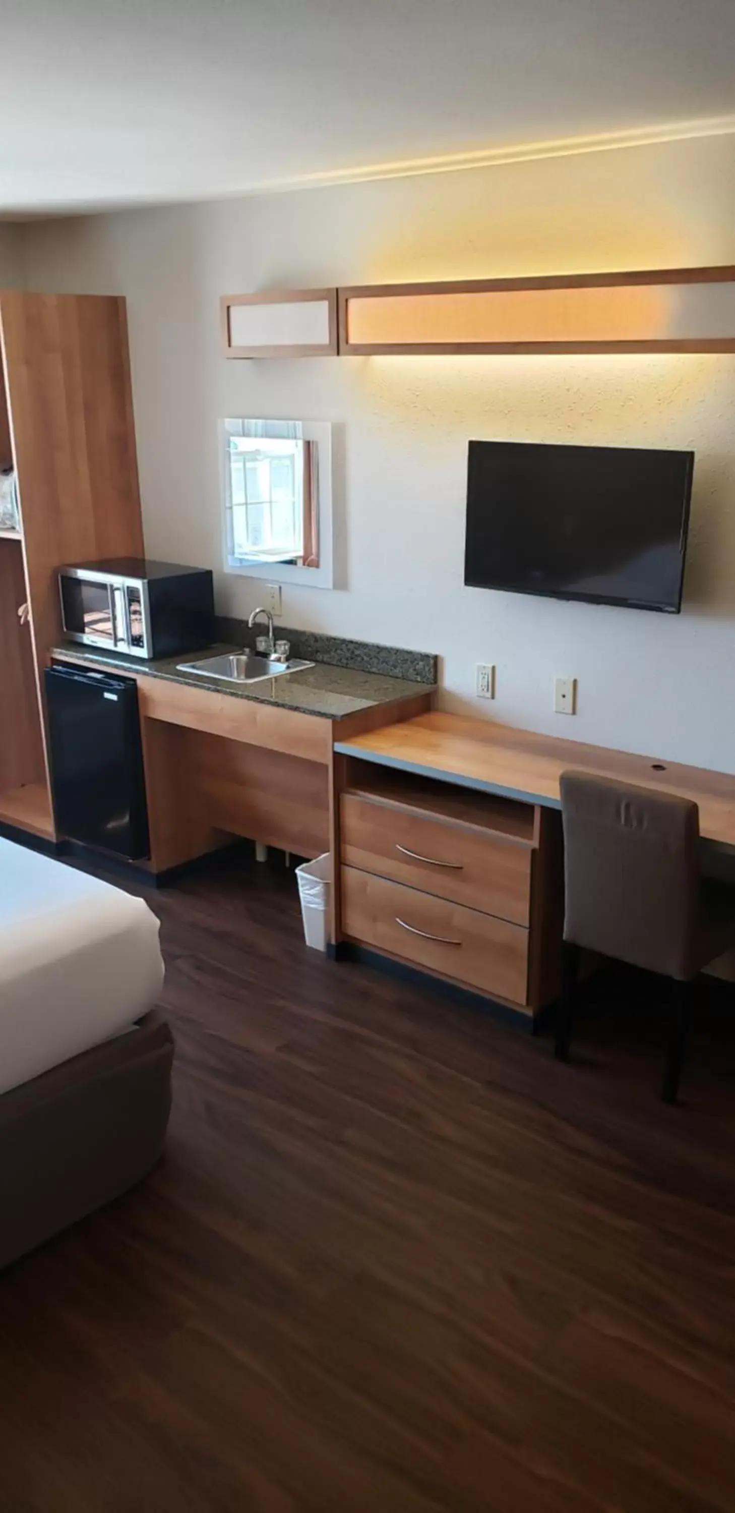 TV and multimedia, Kitchen/Kitchenette in York Microtel Inn & Suites by Wyndham