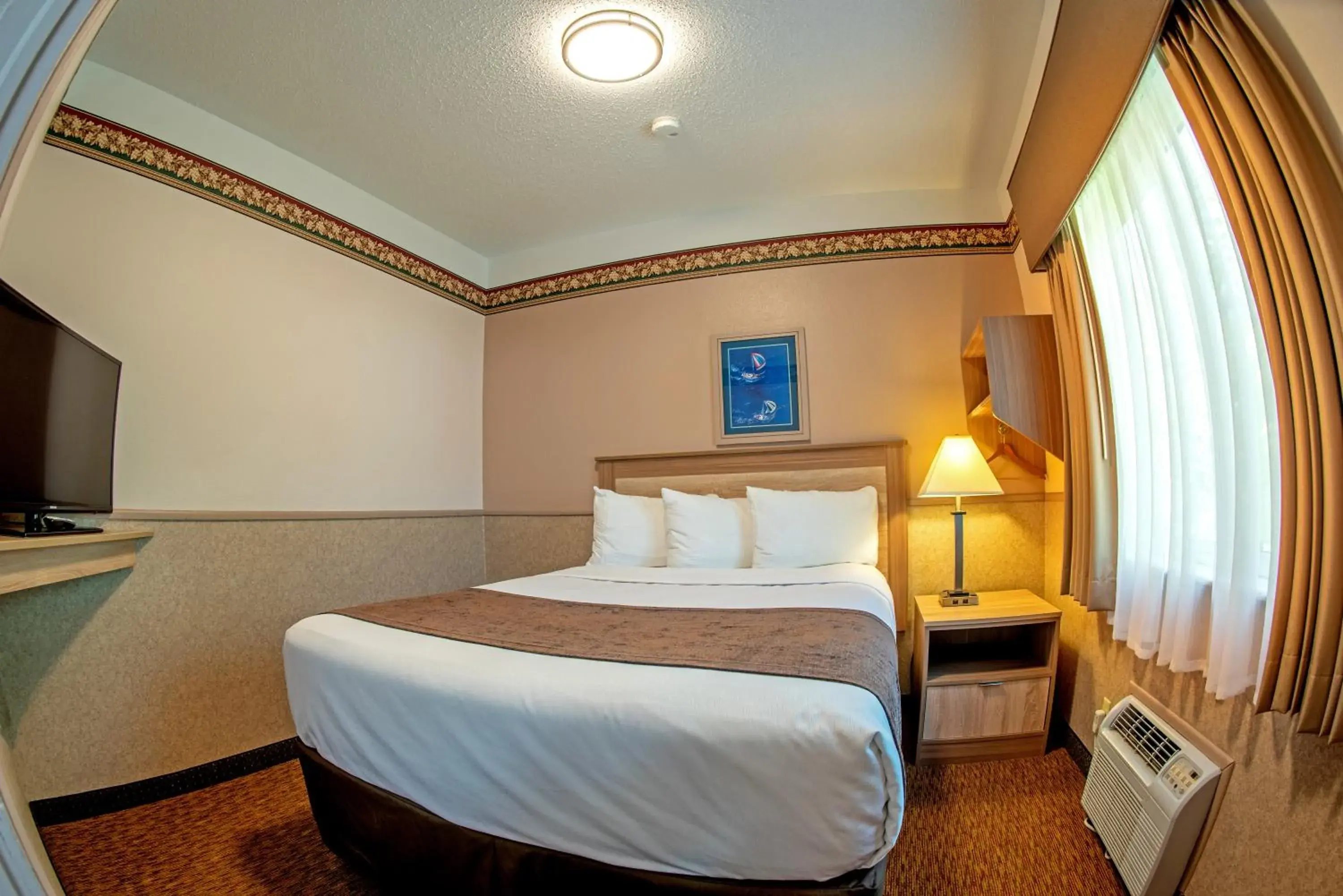 Bedroom, Bed in Silver Spruce Inn