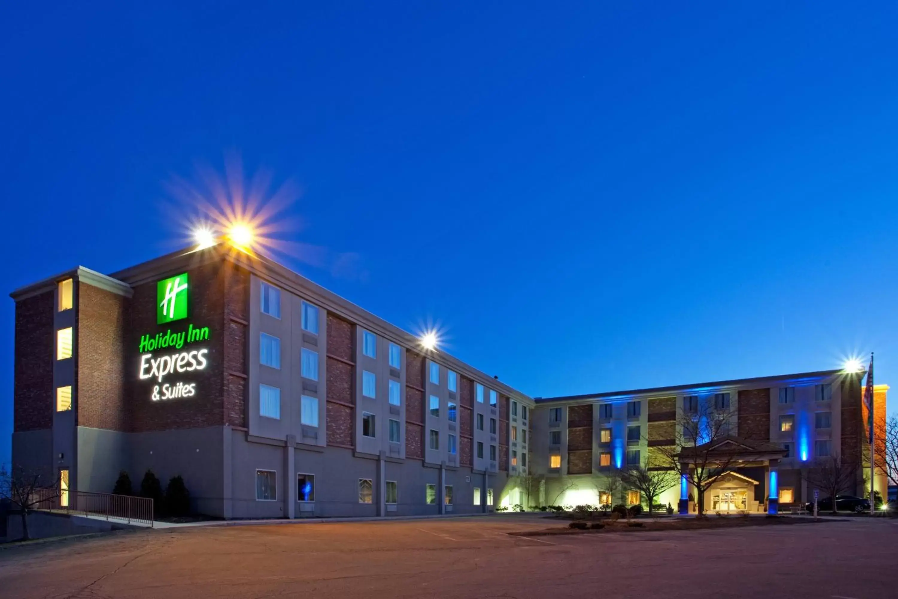 Property building in Holiday Inn Express and Suites Pittsburgh West Mifflin by IHG Property building in Holiday Inn Express and Suites Pittsburgh West Mifflin by IHG