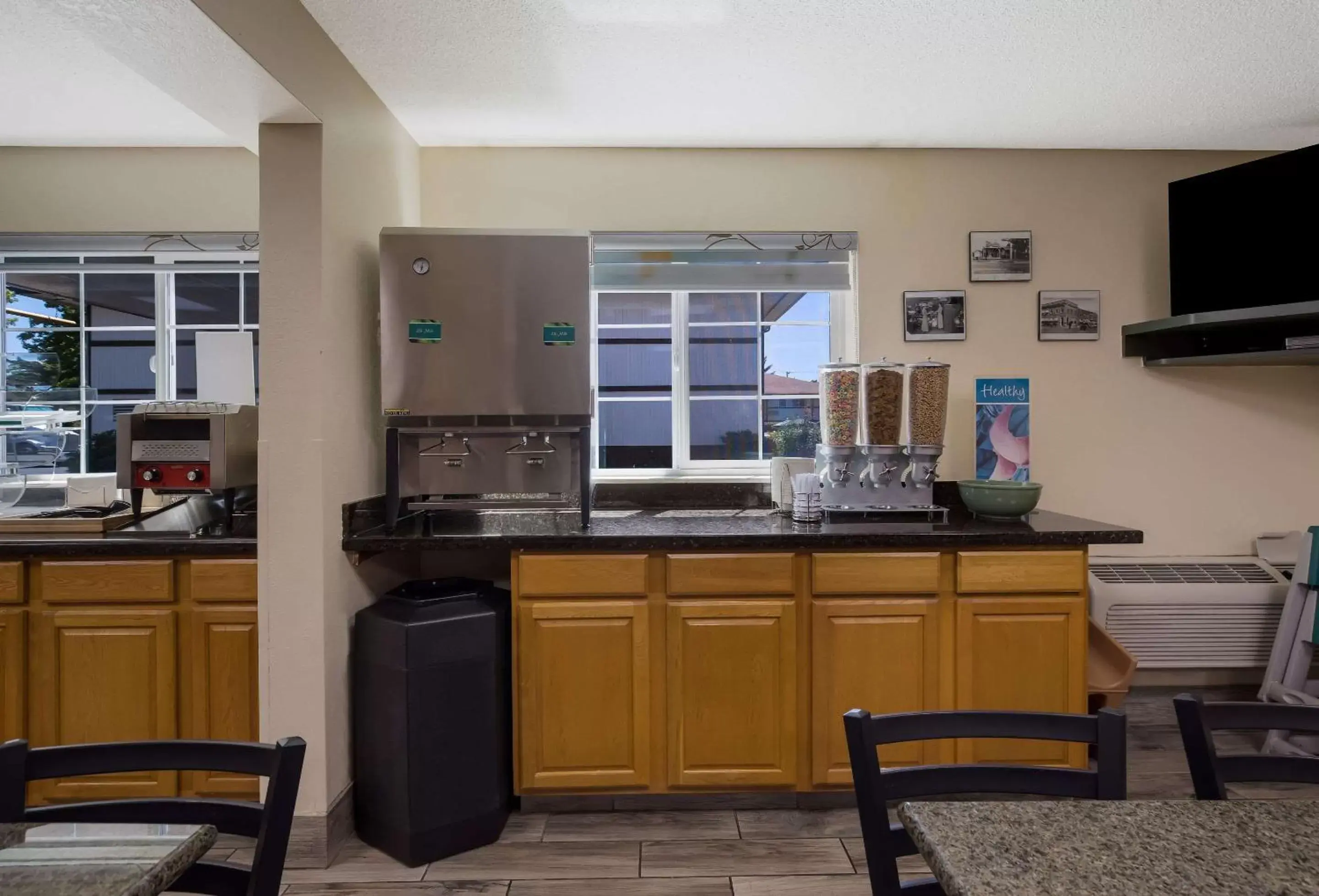 Breakfast, Kitchen/Kitchenette in Quality Inn & Suites Medford Airport