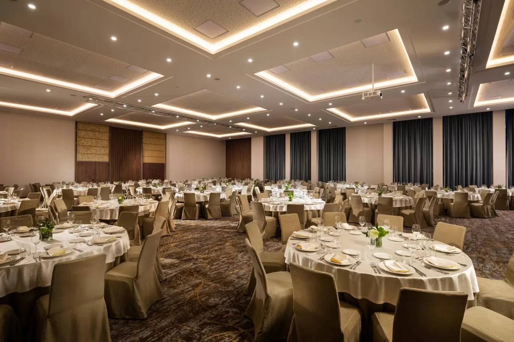 Restaurant/places to eat in Kings' Valley Medical & Spa Hotel Restaurant/places to eat in Kings' Valley Medical & Spa Hotel