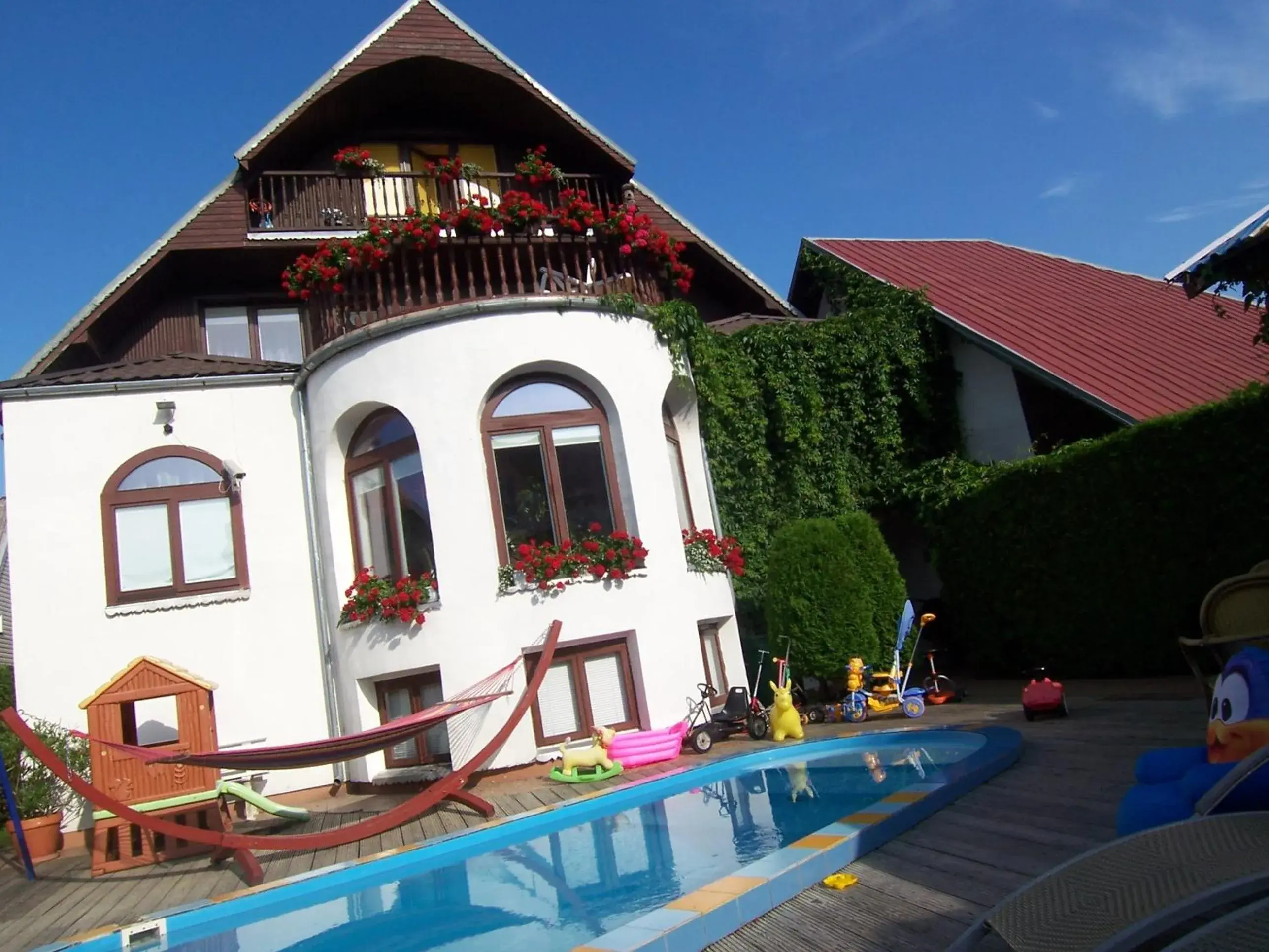 Swimming pool, Property Building in Po Kastonu