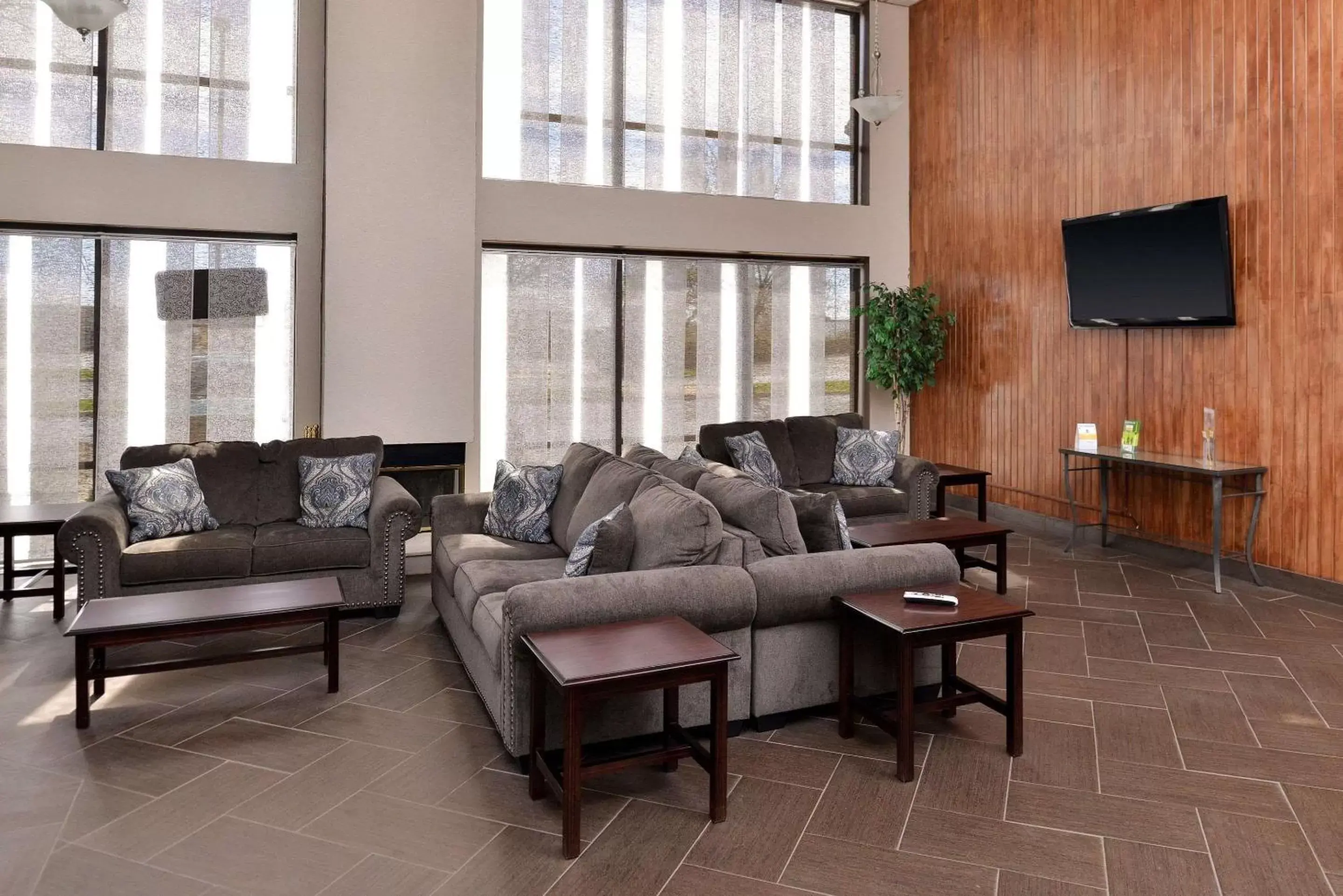 Lobby or reception, Seating Area in Quality Inn & Suites Matteson near I-57