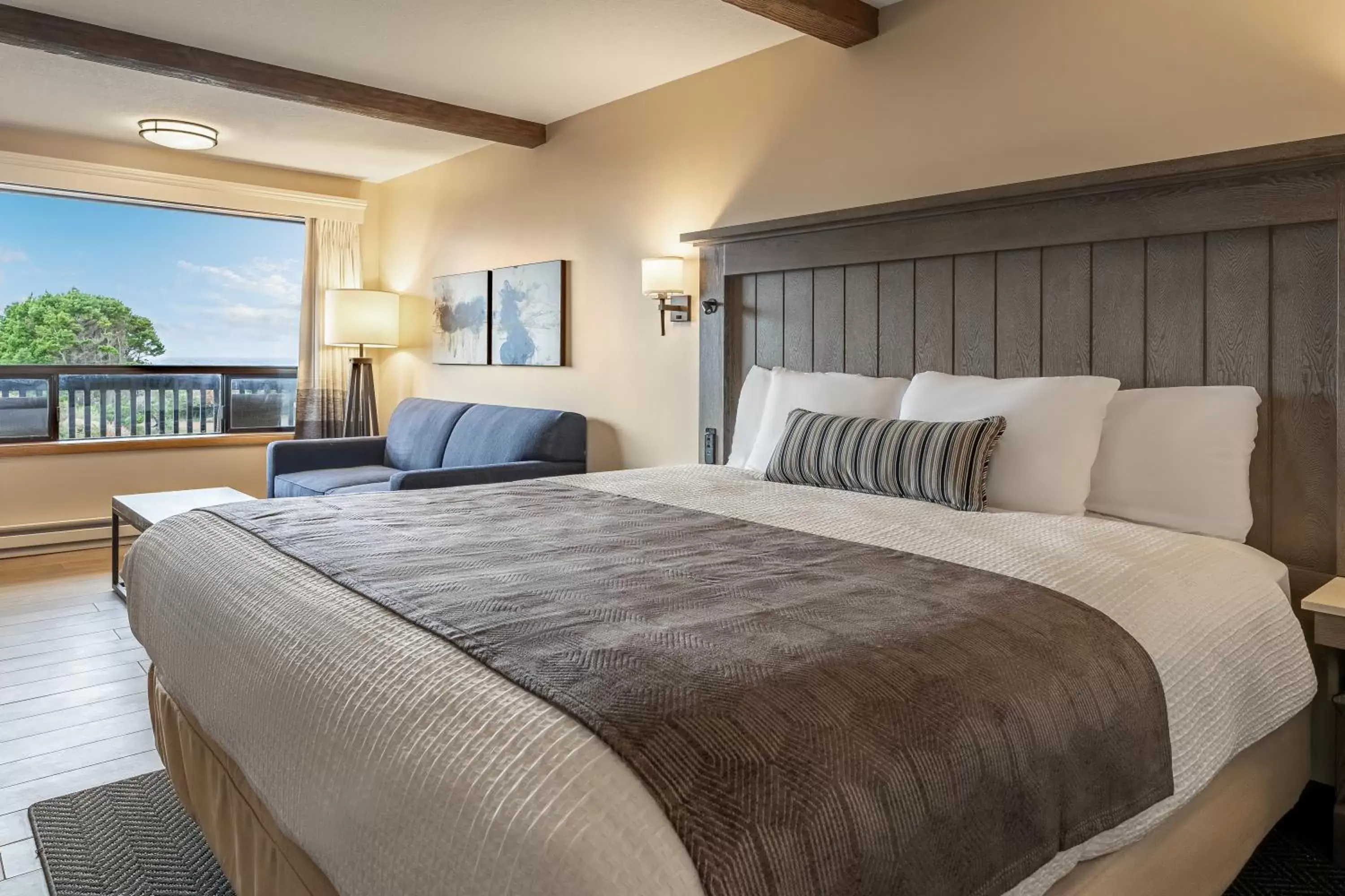 Bed in Gold Beach Inn