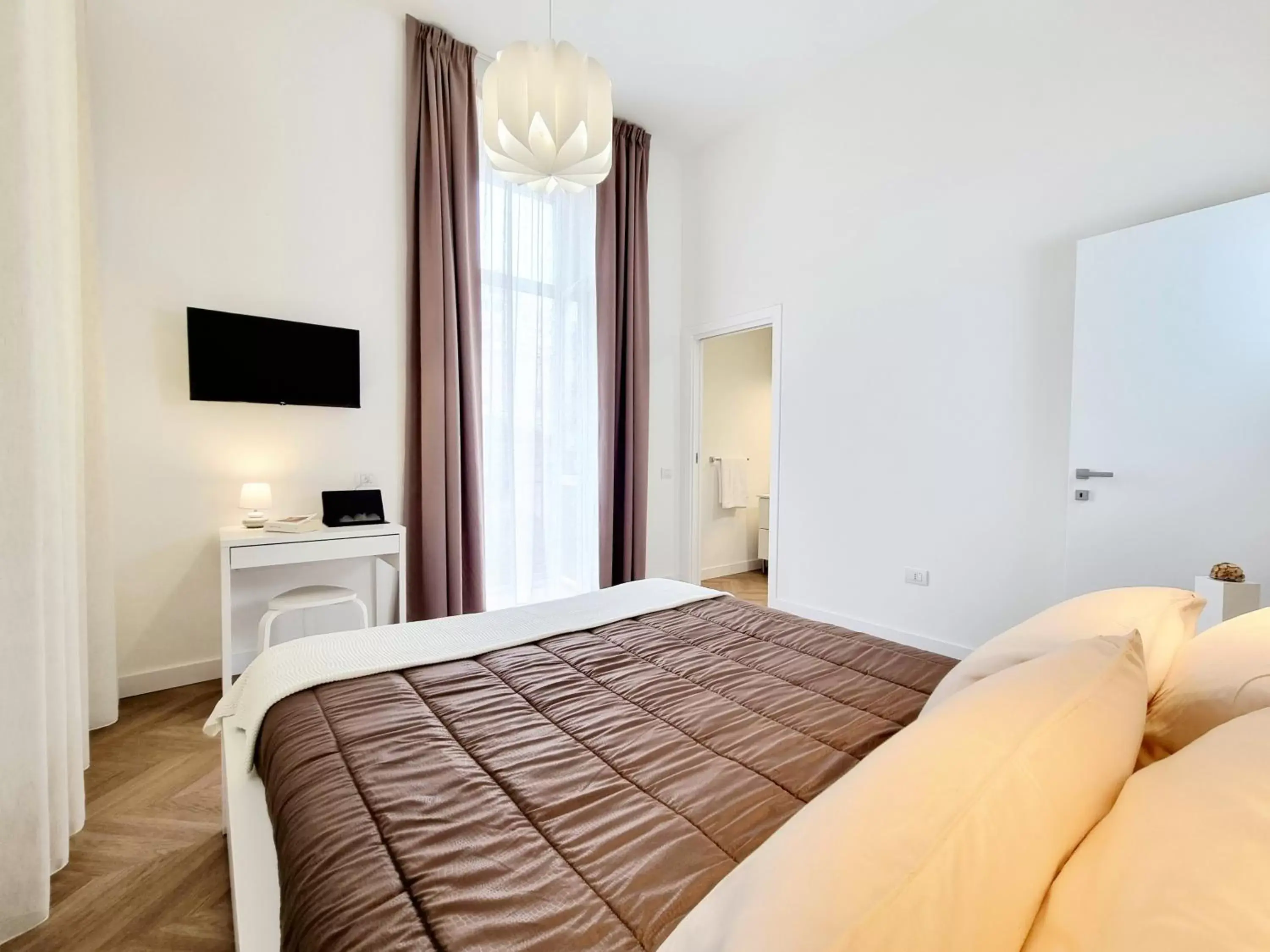 Bedroom, Bed in Glamour Suite Cagliari