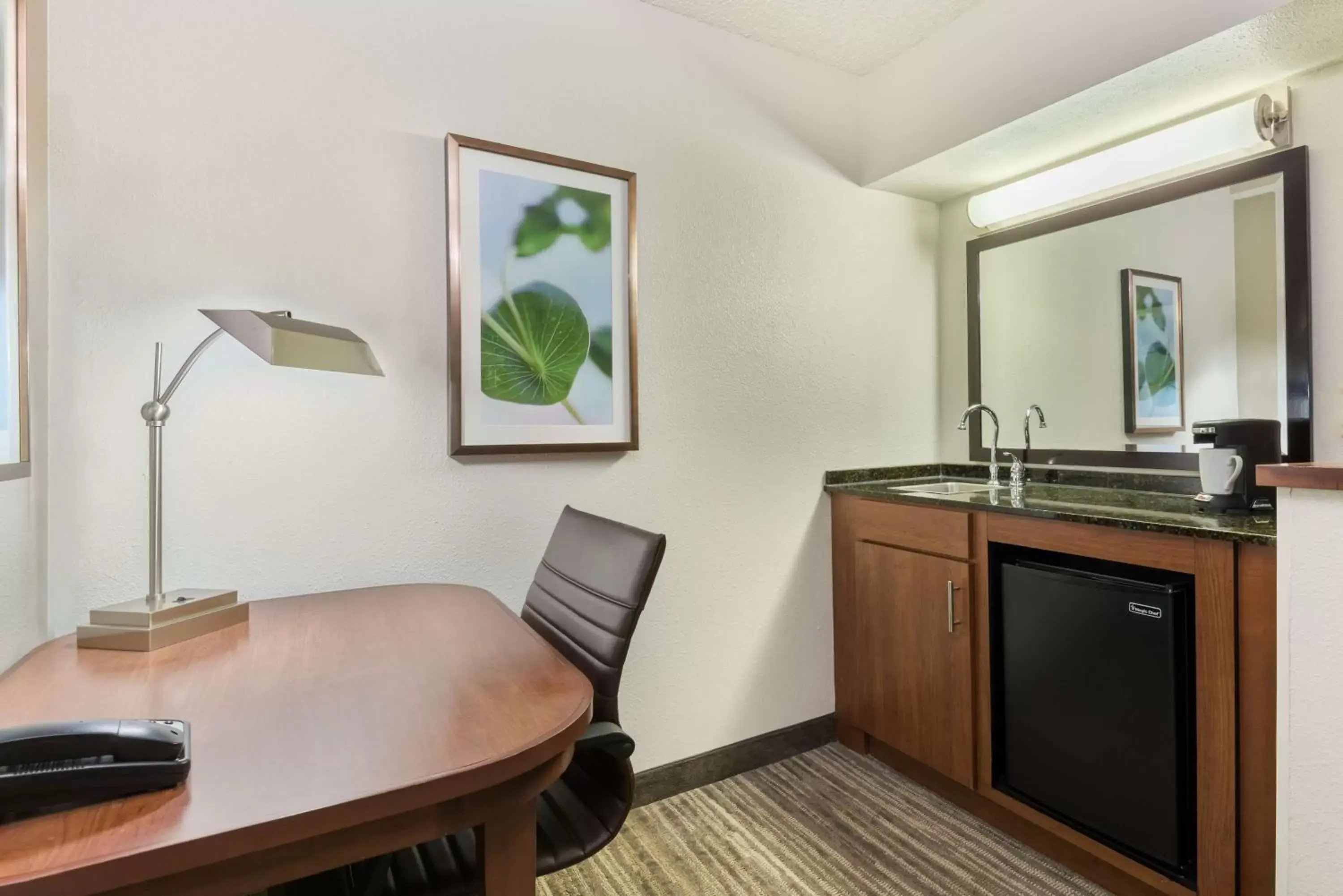 Photo of the whole room, Kitchen/Kitchenette in Hyatt Place Ft. Lauderdale/Plantation