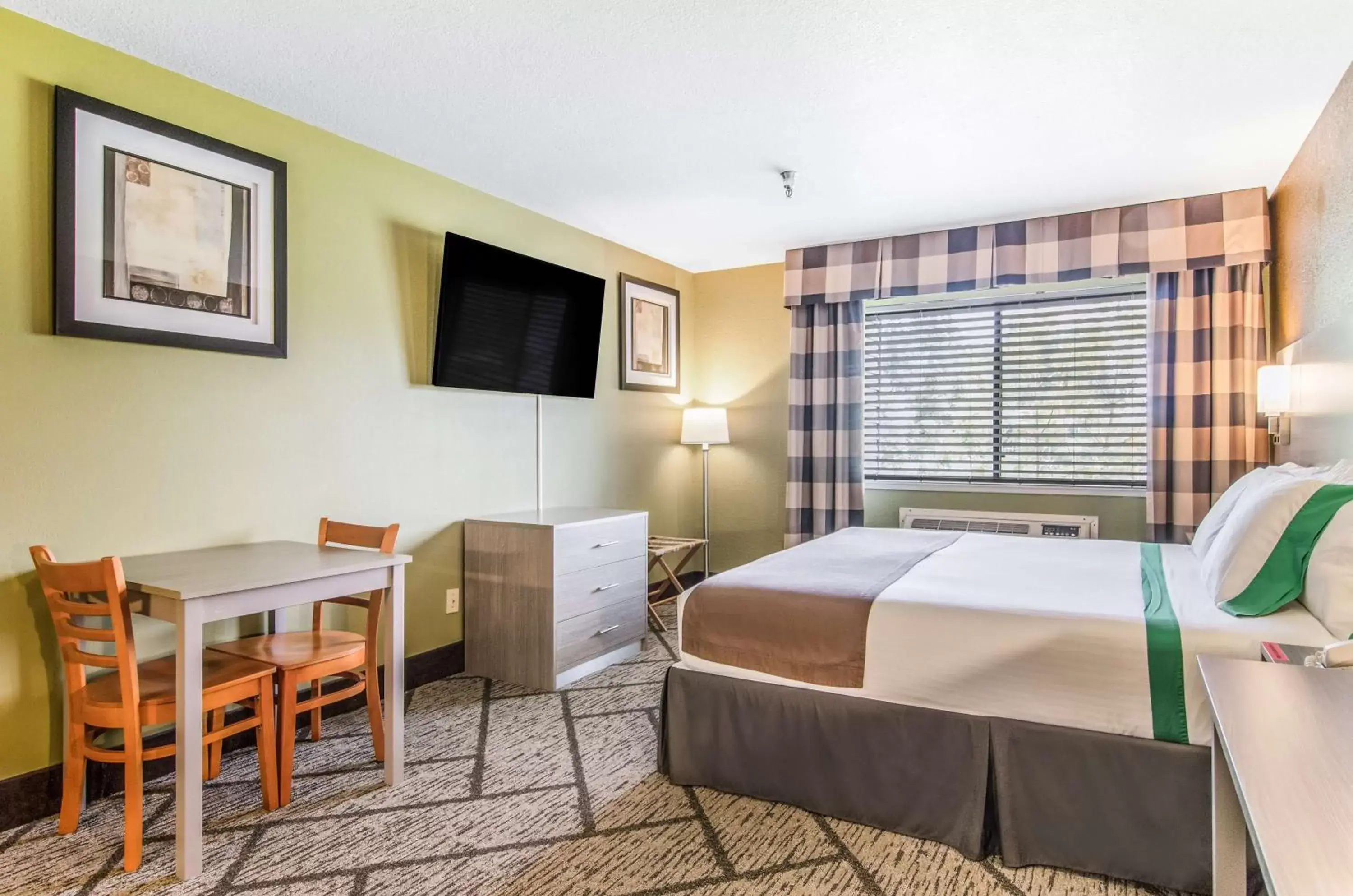 TV and multimedia in GuestHouse Inn & Suites Poulsbo