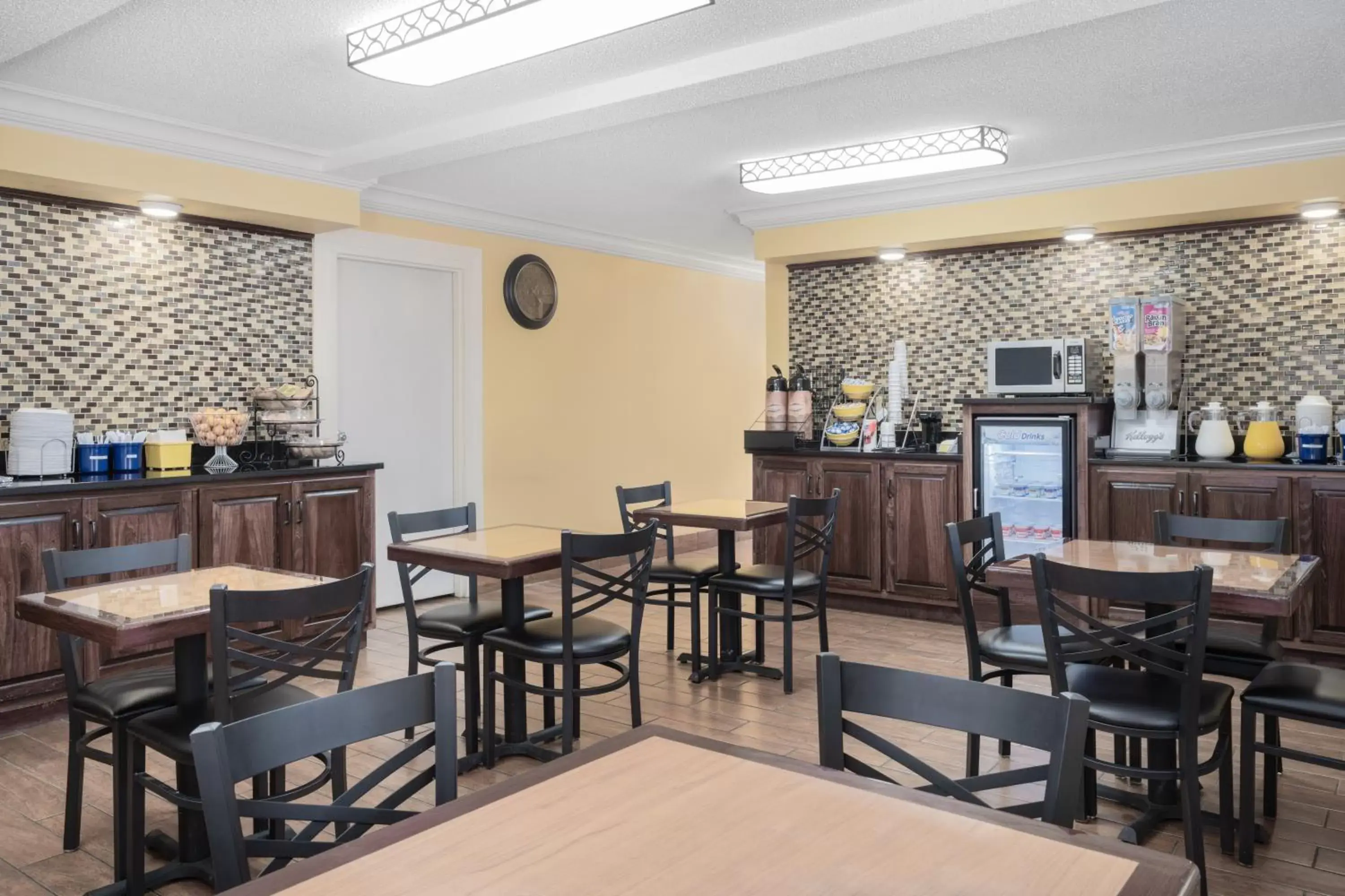 Coffee/tea facilities, Restaurant/Places to Eat in Days Inn by Wyndham Macon I-475