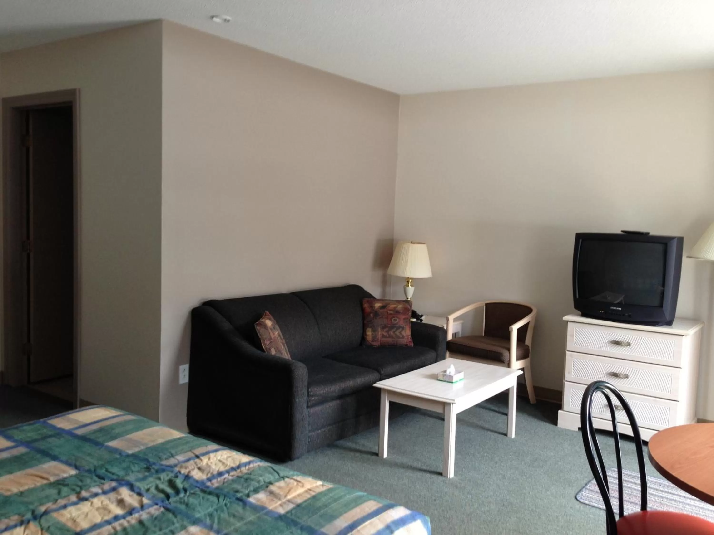 Seating Area in Settler's Inn & Motel