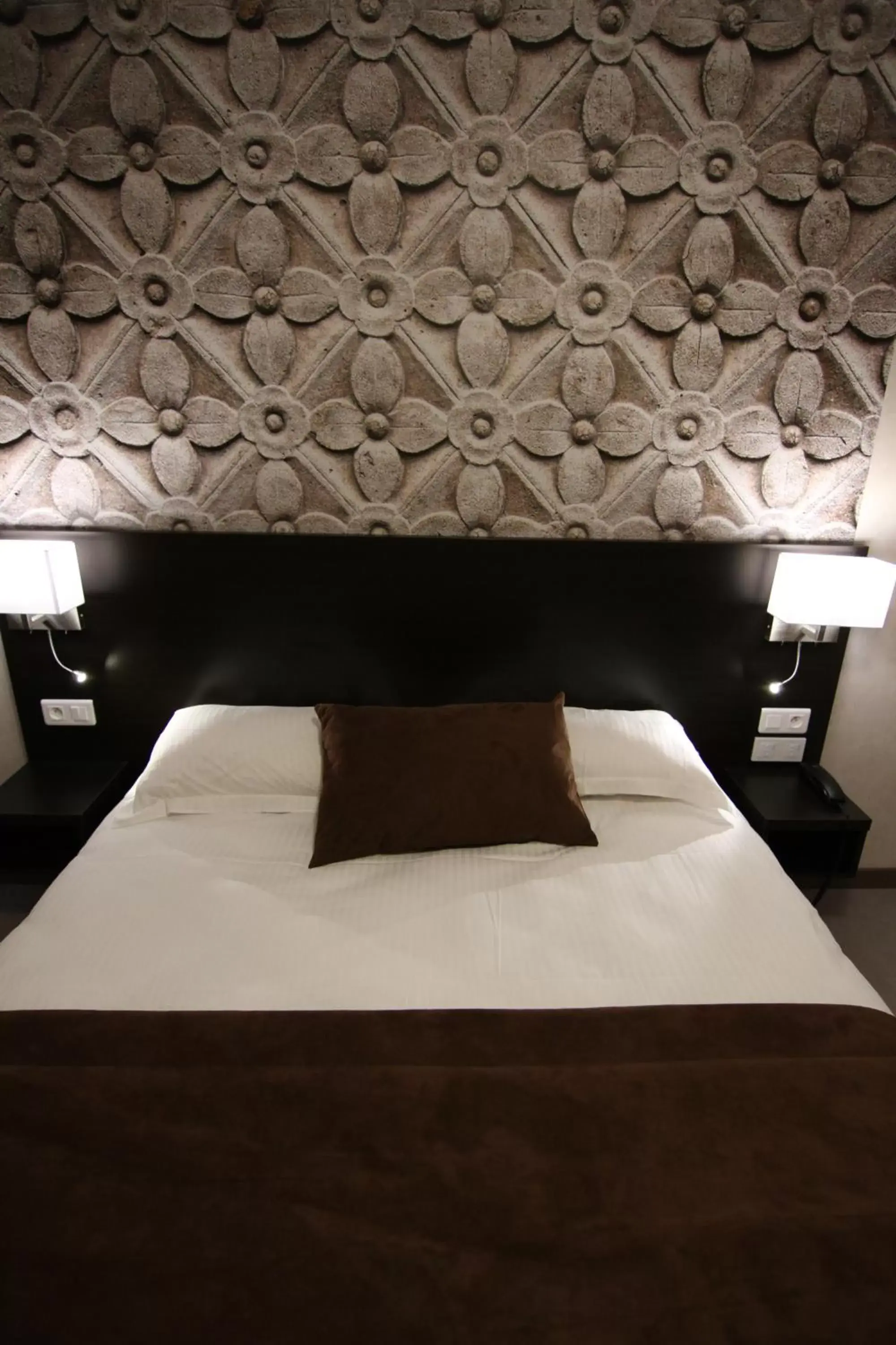 Bed in Logis hôtel - La Chambre D'Amiens