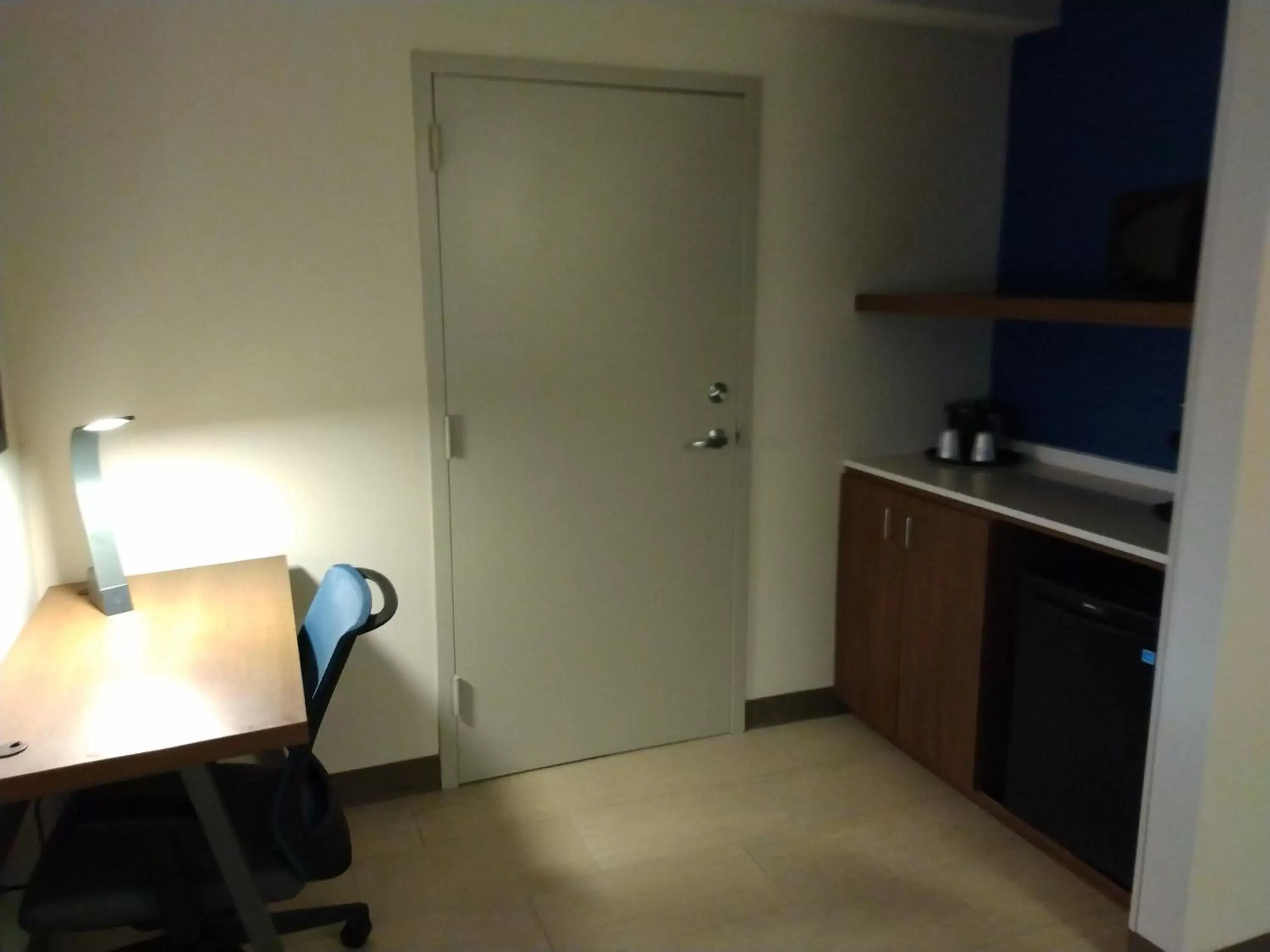 Dining area, Kitchen/Kitchenette in Holiday Inn Express Hotel & Suites Albuquerque Midtown, an IHG Hotel