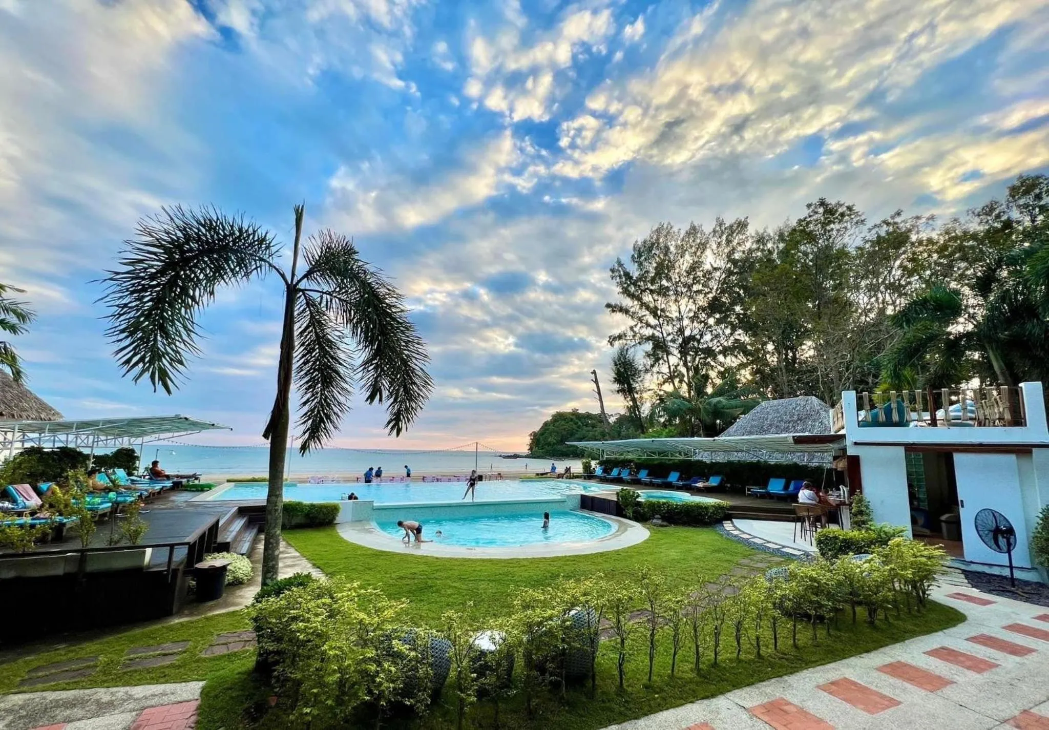 Swimming pool in Twin Bay Resort Koh Lanta
