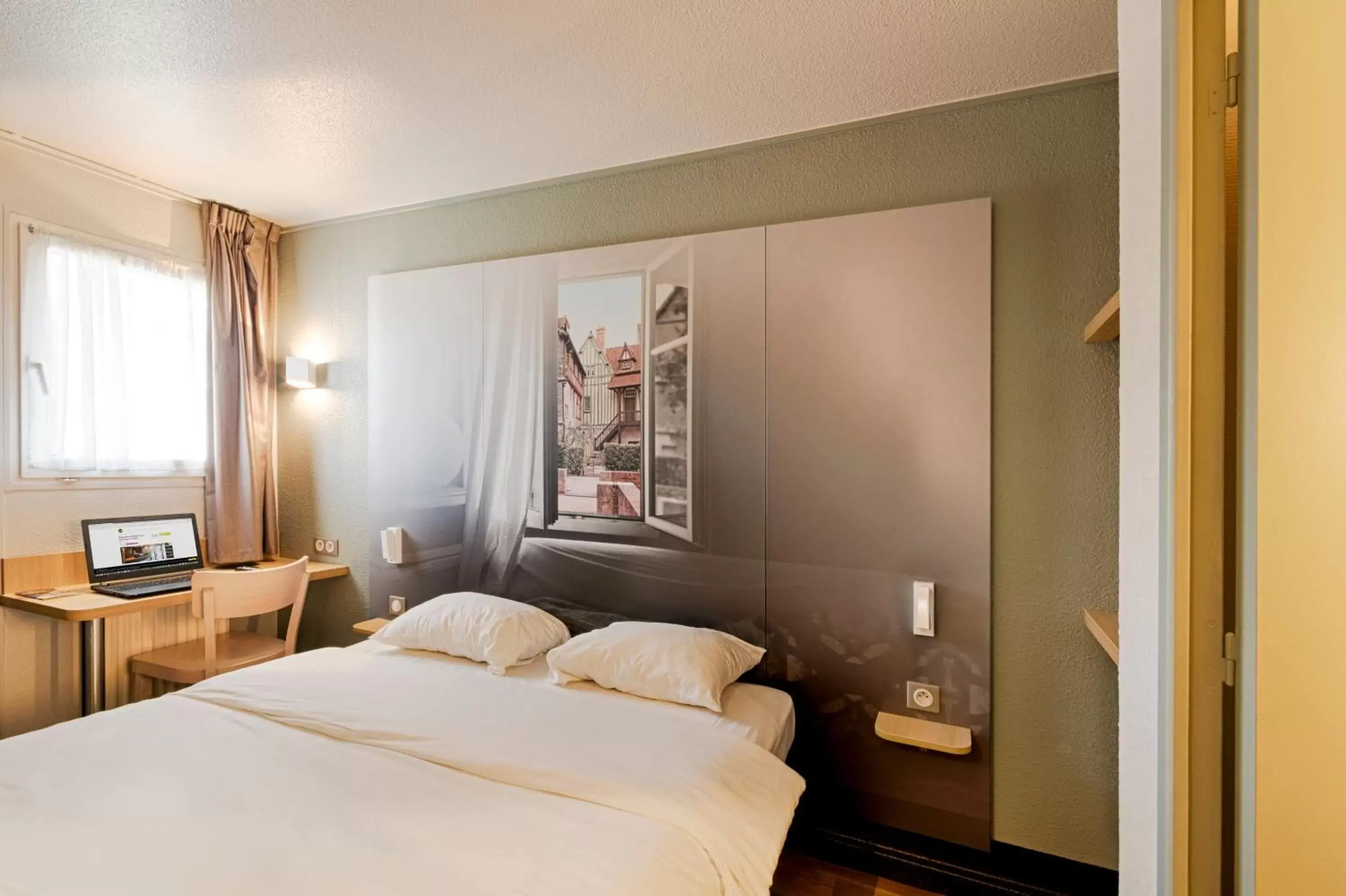 Bedroom, Bed in B&B HOTEL Rouen Parc des Expos Zénith