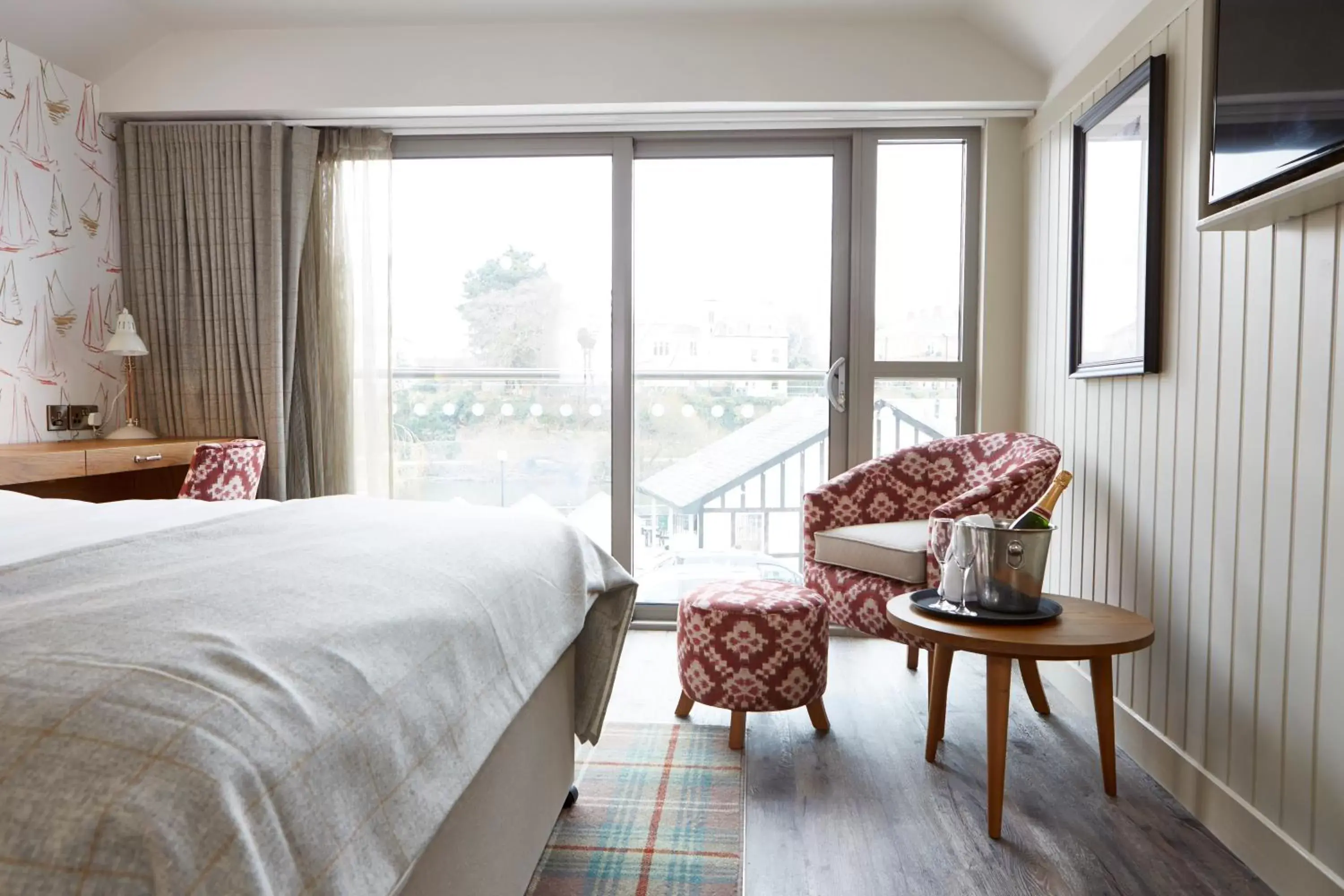 Bed in The Boathouse Inn & Riverside Rooms