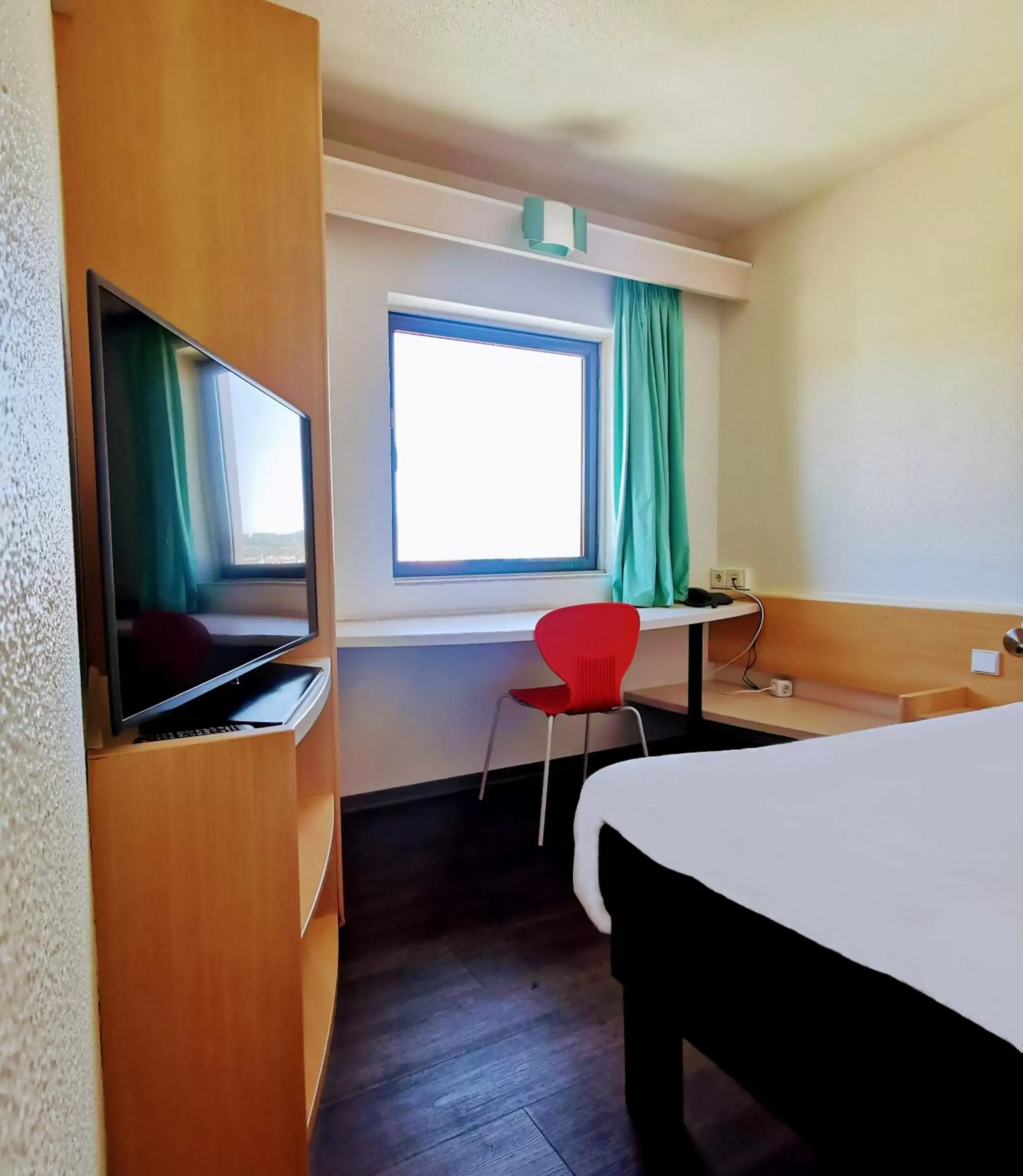 Bedroom, TV/Entertainment Center in Hotel ibis Leiria Fatima