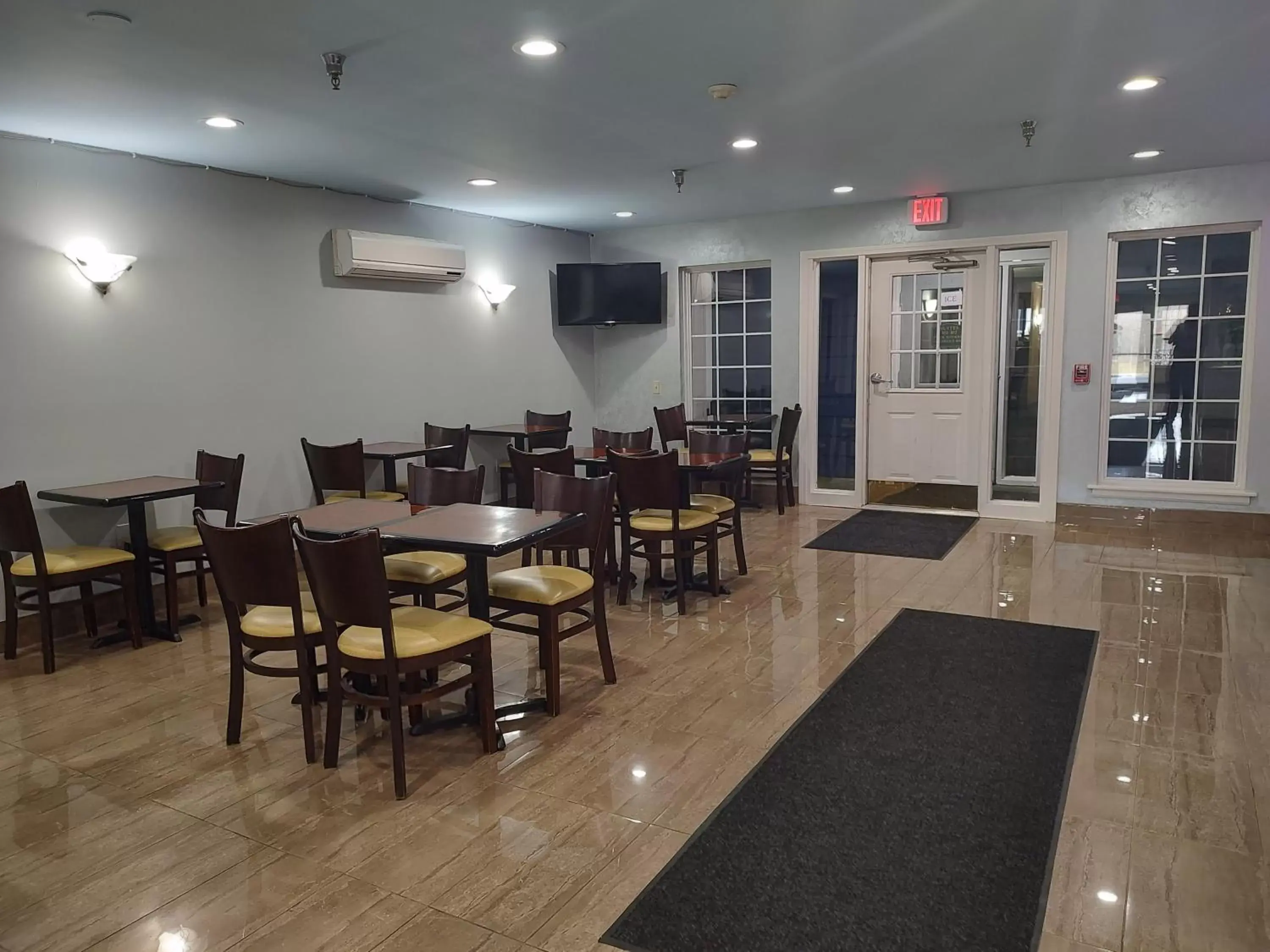 Breakfast, Restaurant/Places to Eat in Hilltop Inn & Suites - North Stonington