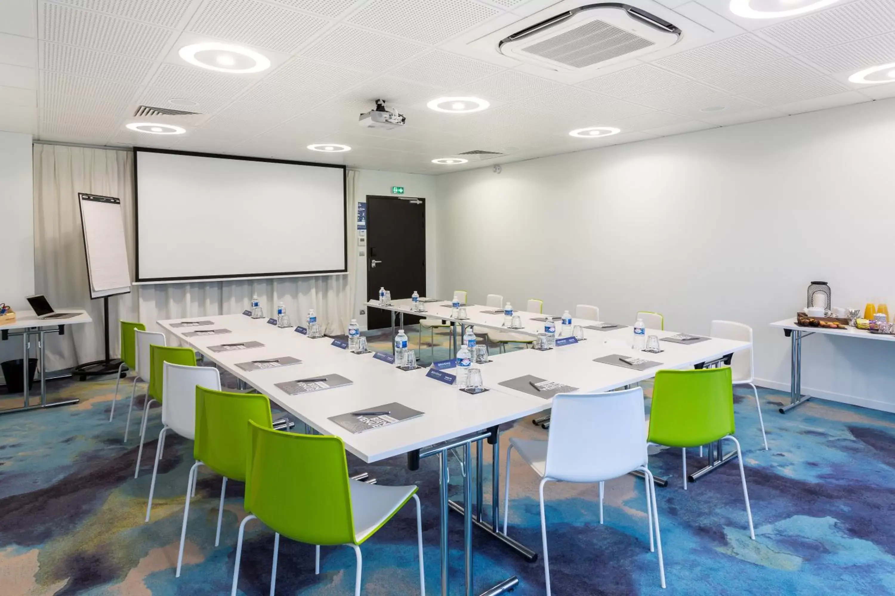 Meeting/conference room in Campanile Laval Nord