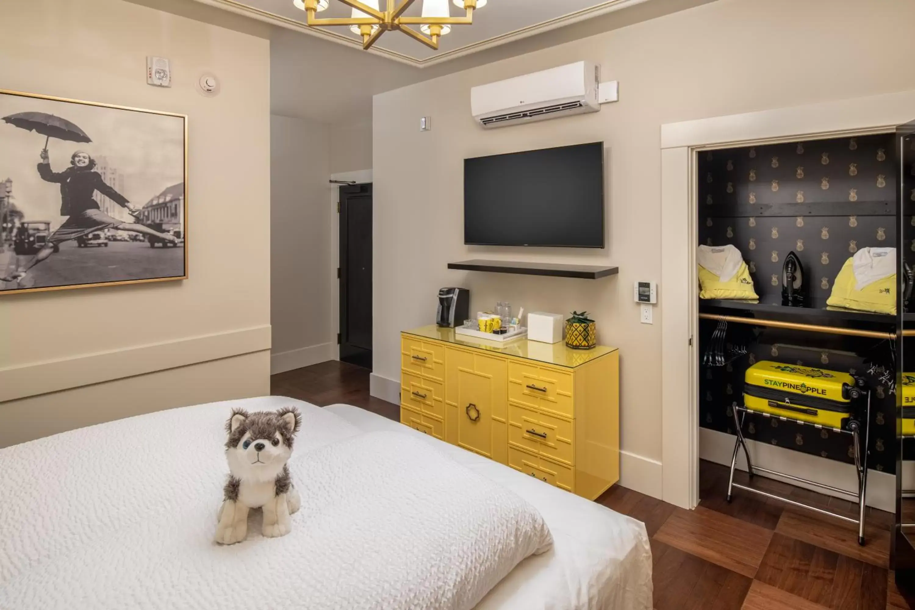 TV and multimedia, TV/Entertainment Center in Staypineapple, An Elegant Hotel, Union Square