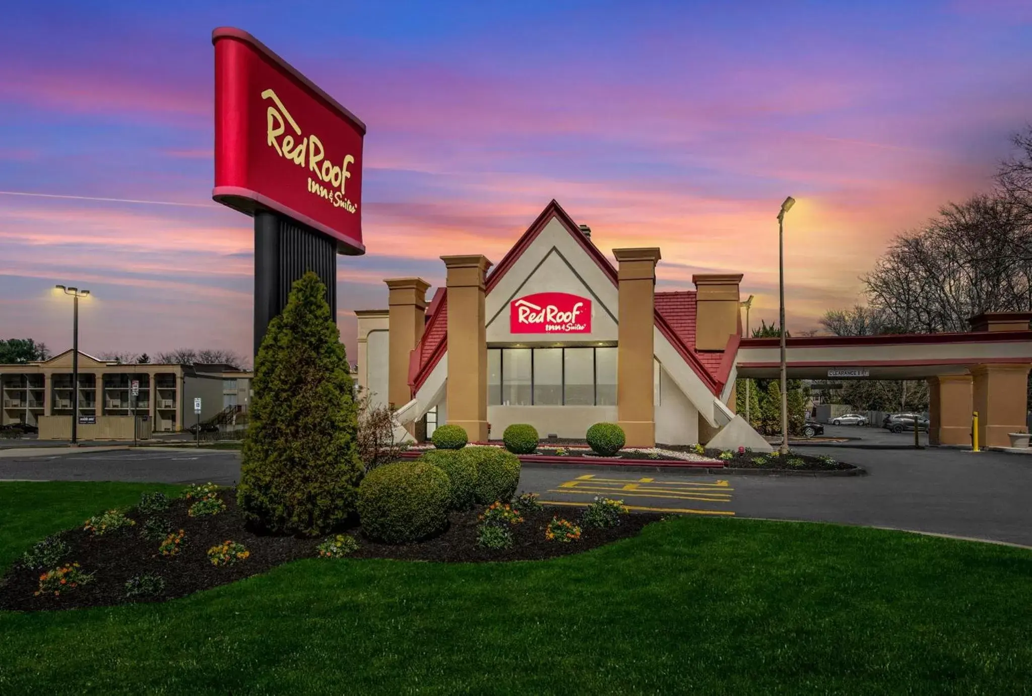 Property Building in Red Roof Inn and Suites Newark - University