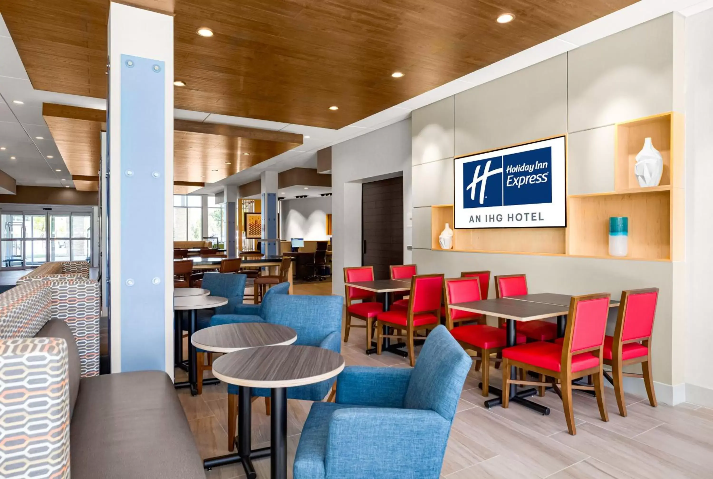 Breakfast, Lounge/Bar in Holiday Inn Express & Suites Sanford - Lake Mary, an IHG Hotel