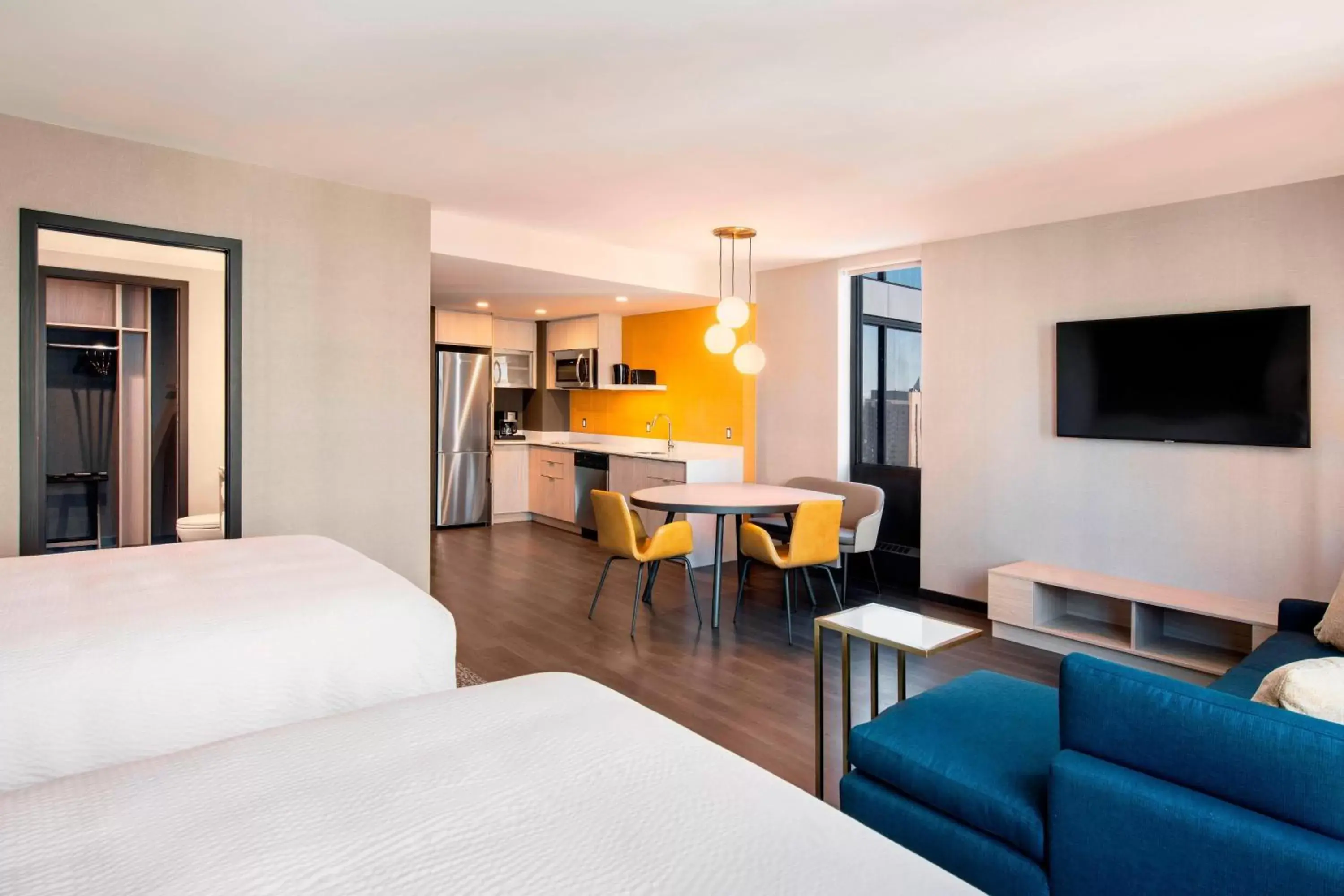 Bedroom, TV/Entertainment Center in Residence Inn by Marriott Calgary Downtown/Beltline District