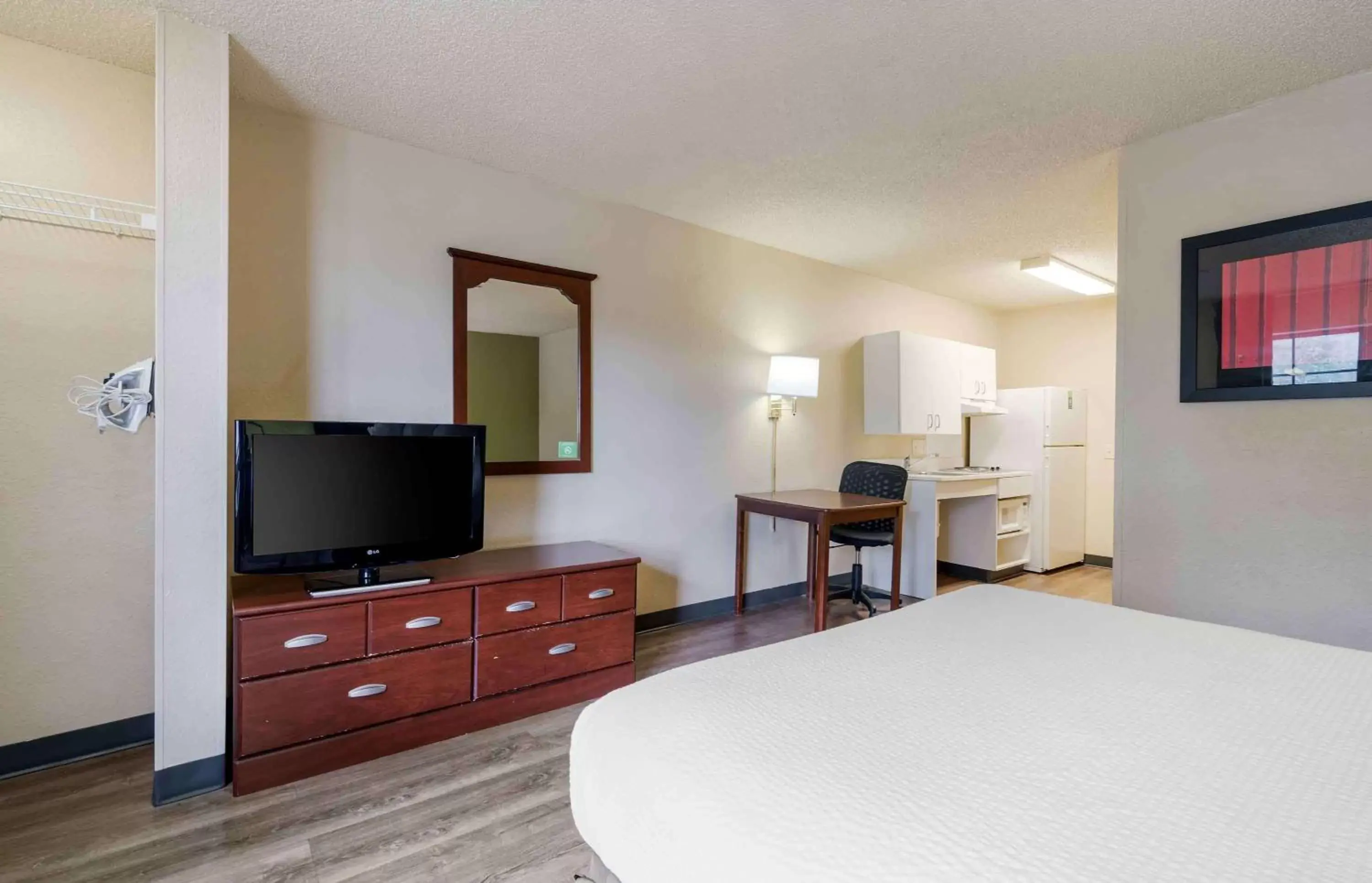 Bedroom, TV/Entertainment Center in Extended Stay America - Orlando - Maitland - 1760 Pembrook Dr.