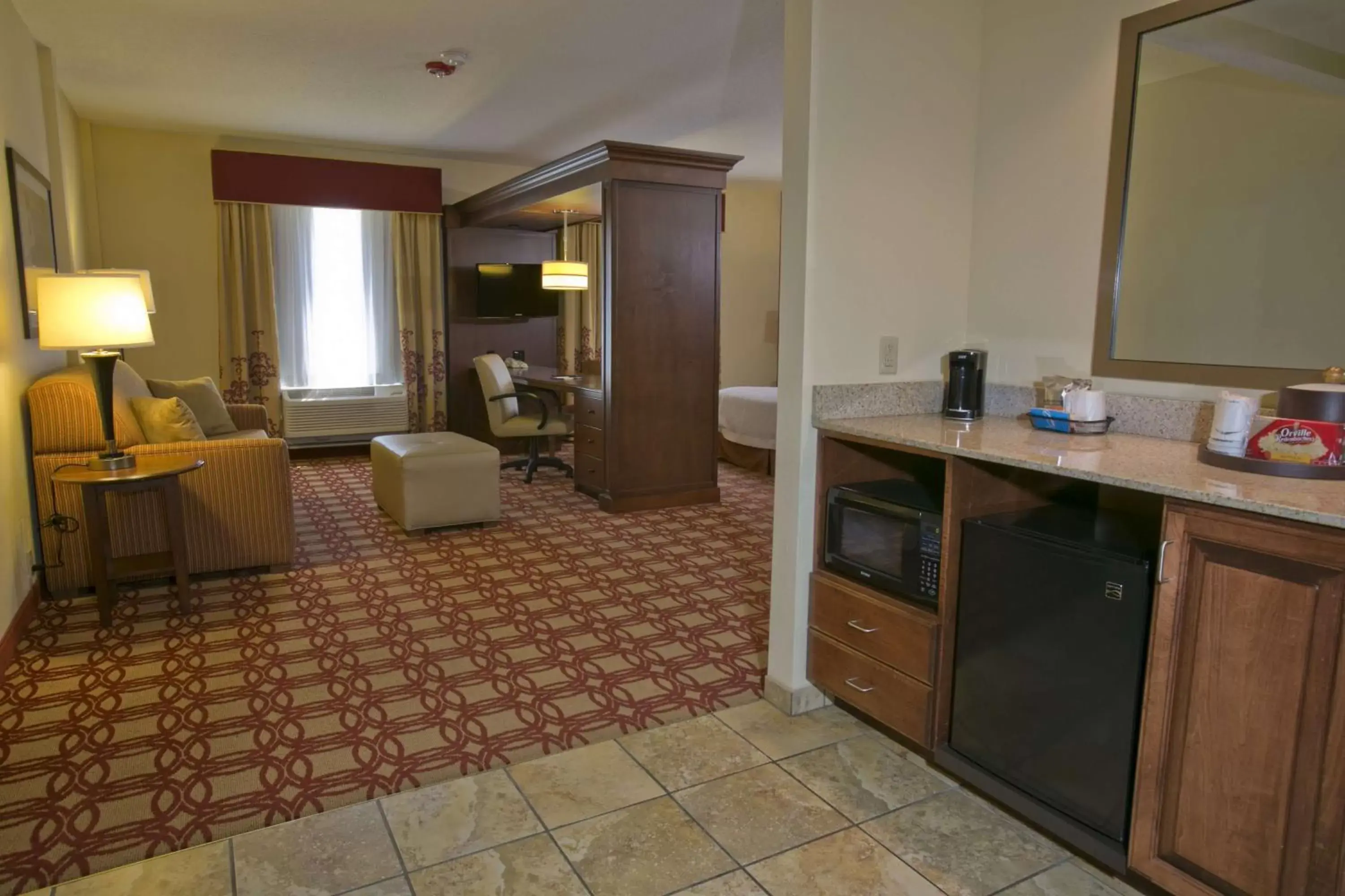 Bedroom, Kitchen/Kitchenette in Hampton Inn & Suites Wiggins