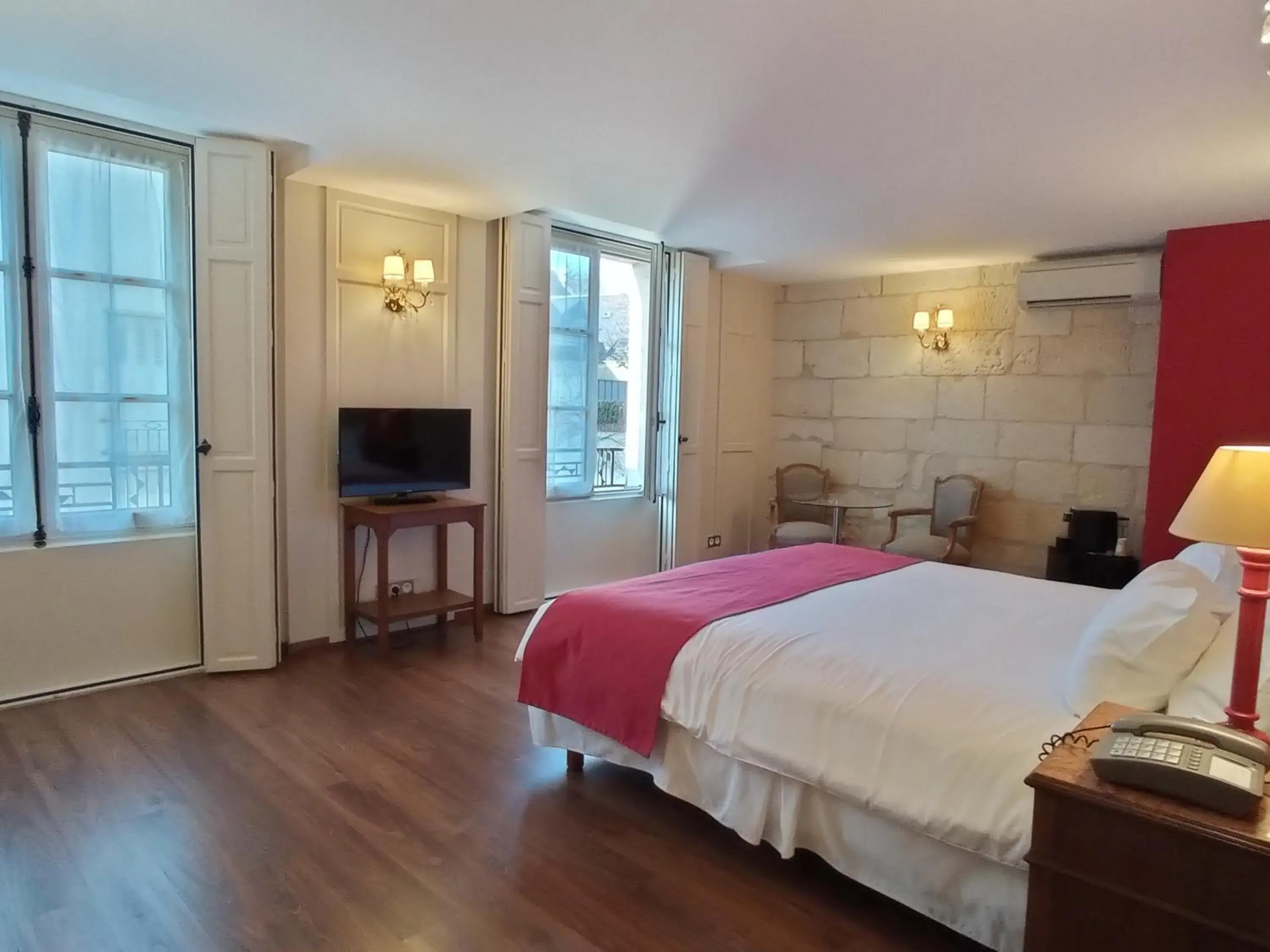 Bedroom in Hôtel Grand Monarque