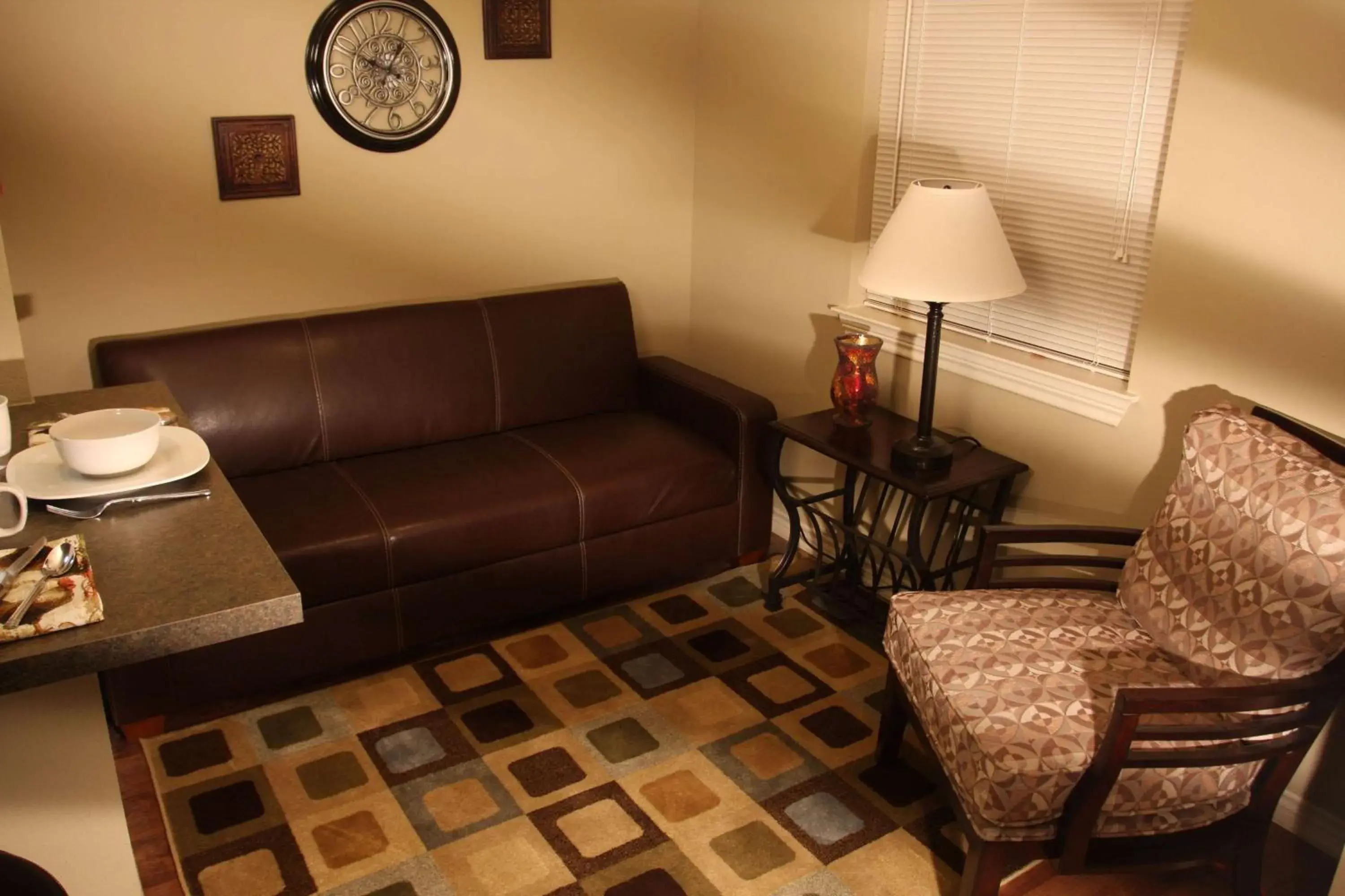 Bed, Seating Area in Eagle's Den Suites Cotulla a Travelodge by Wyndham