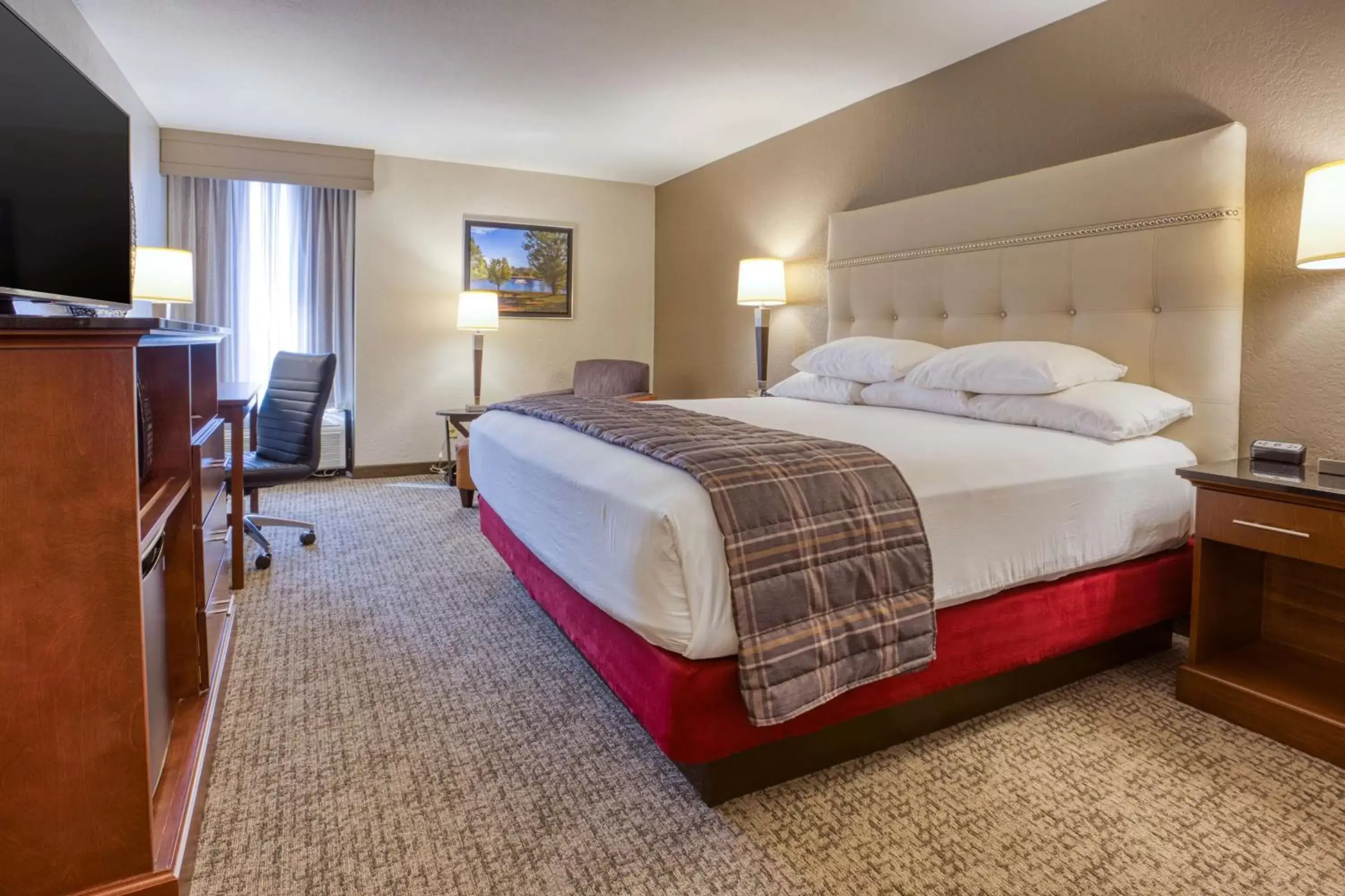 Photo of the whole room, Bed in Drury Inn & Suites St. Louis - Fairview Heights