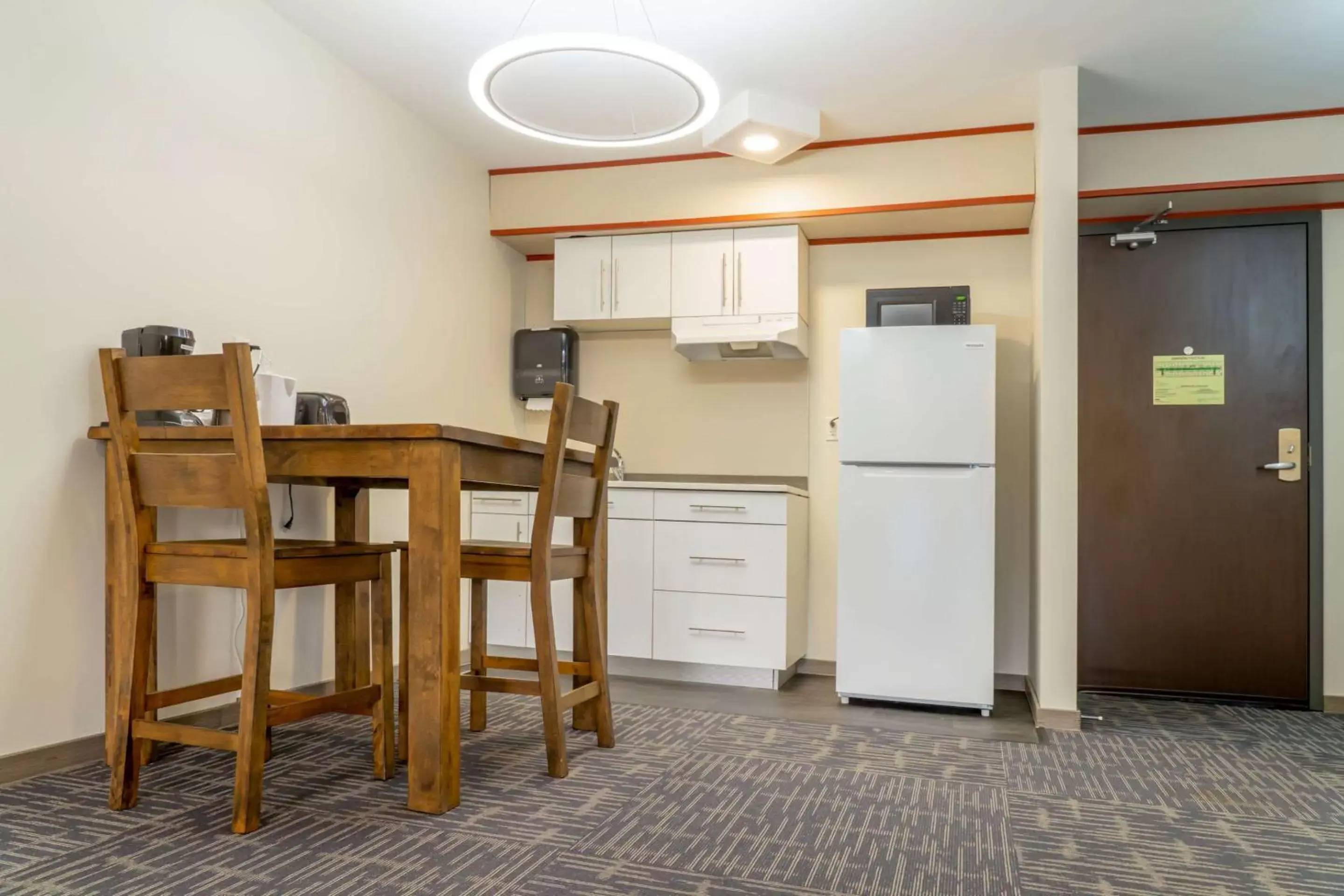 Bedroom, Kitchen/Kitchenette in Quality Inn Sunshine Suites