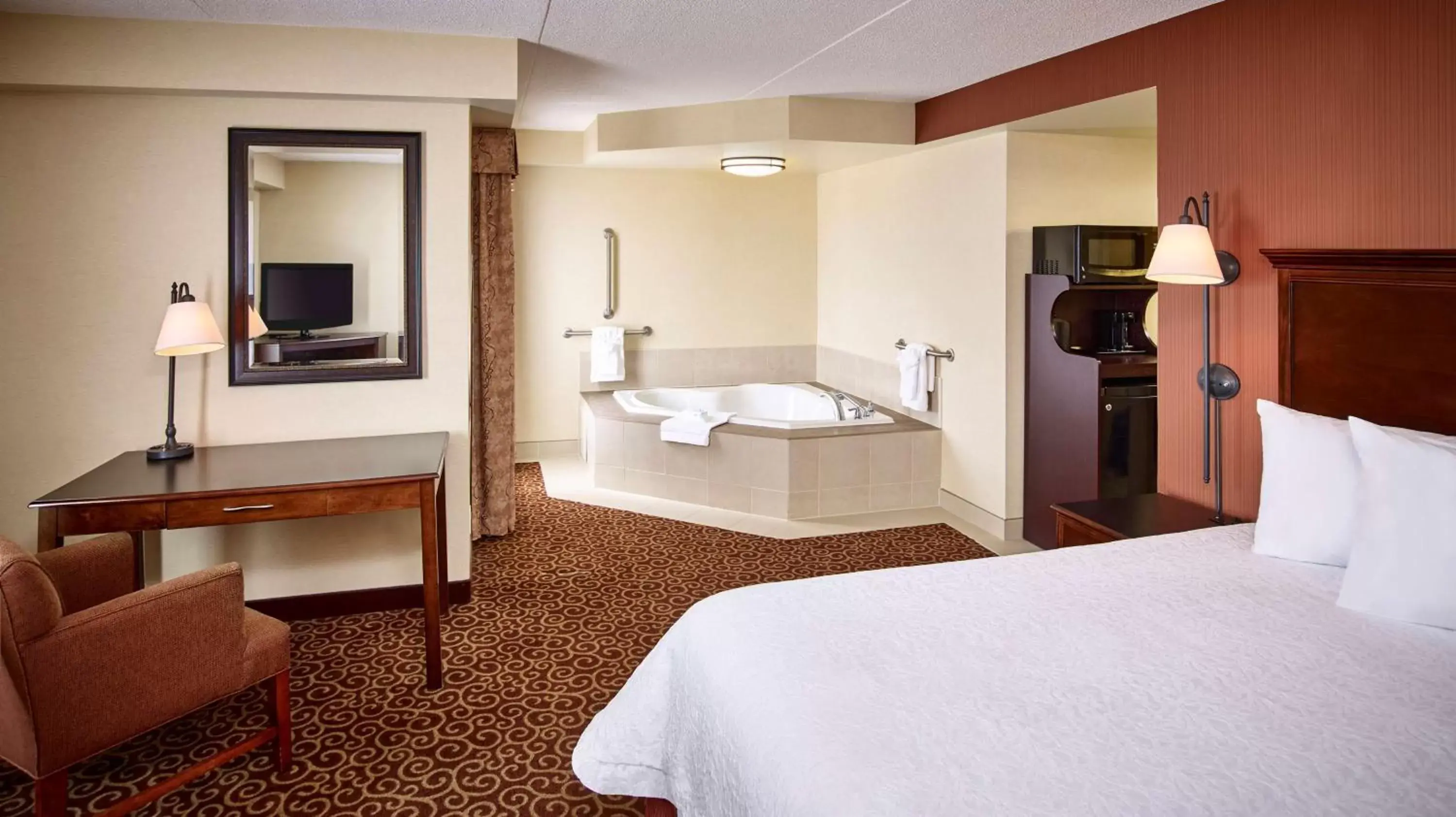 Bedroom, Bed in Hampton Inn by Hilton North Bay