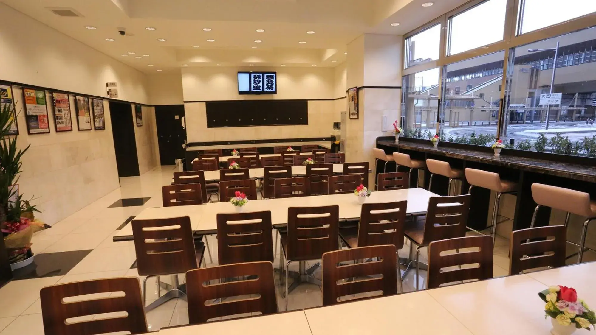 Lounge or bar, Restaurant/Places to Eat in Toyoko Inn Shin-takaoka-eki Shinkansen Minami-guchi