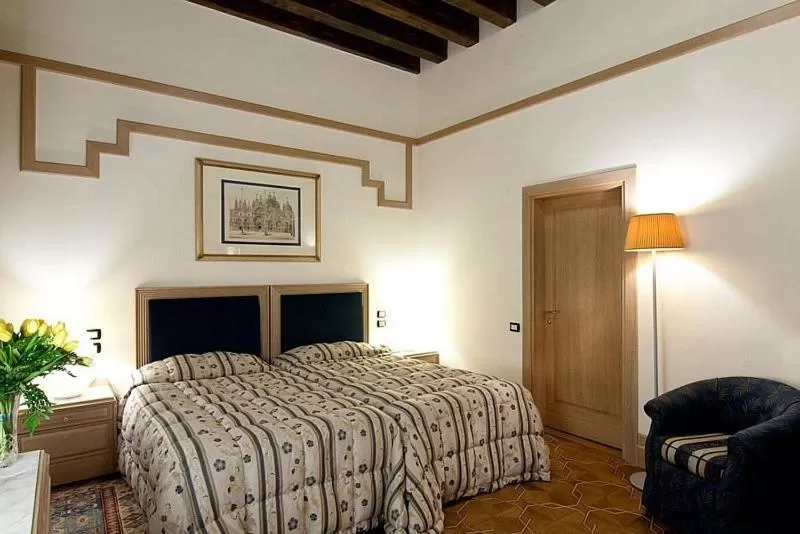 Photo of the whole room, Bed in Foscari Palace