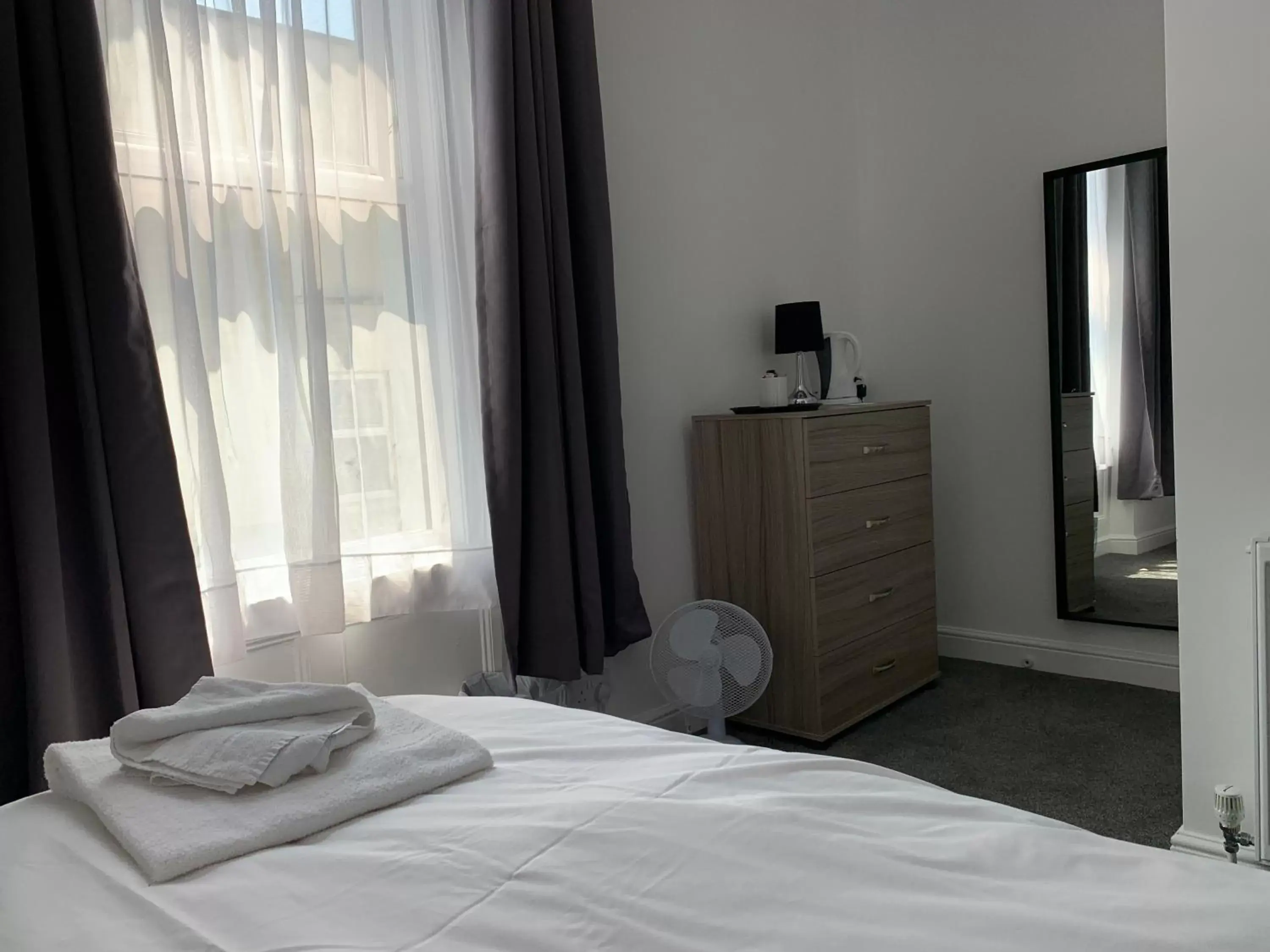 Bedroom, Bed in The Royal Clarence Hotel (on the Seafront)