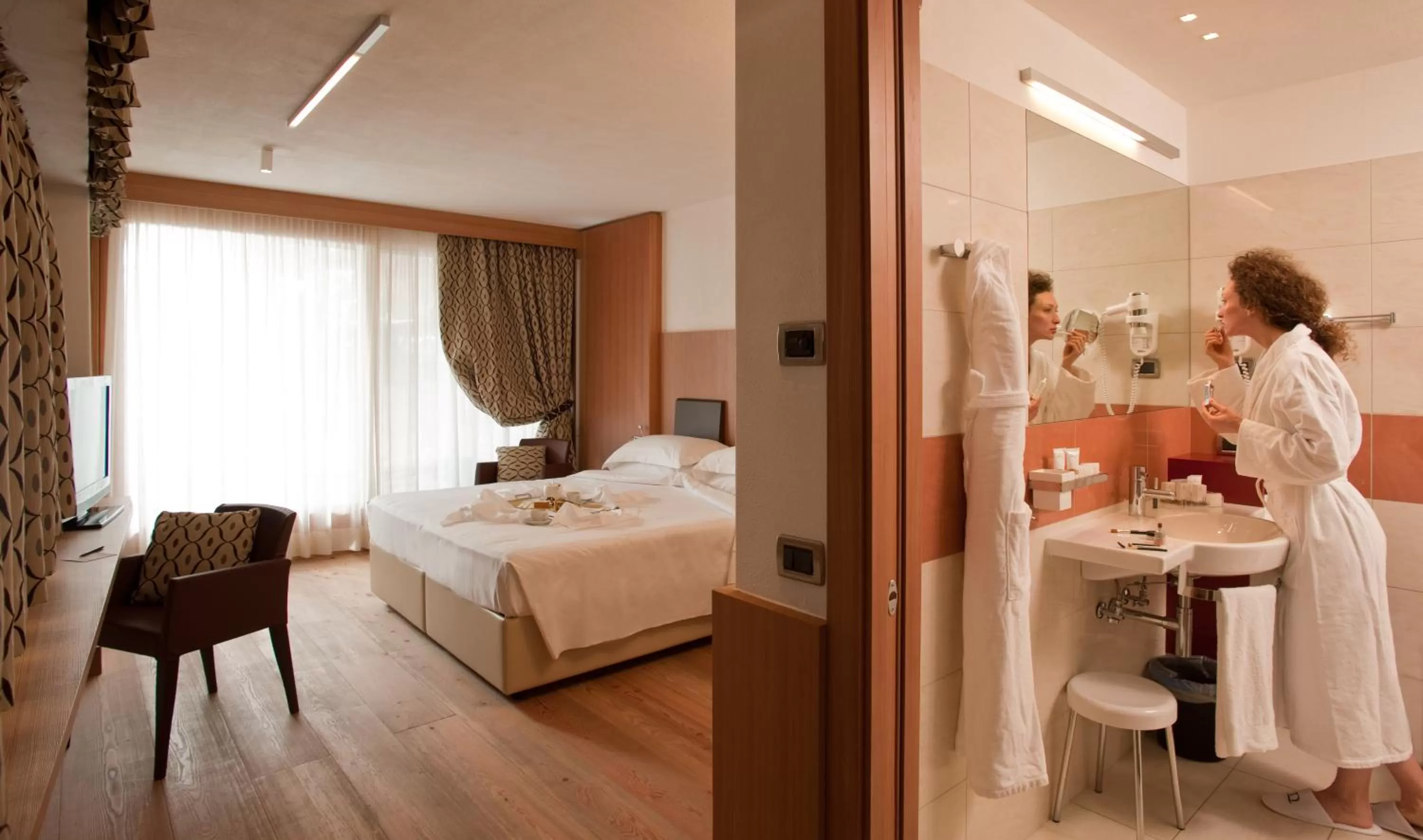 Bathroom, Bed in Hotel Alaska Cortina