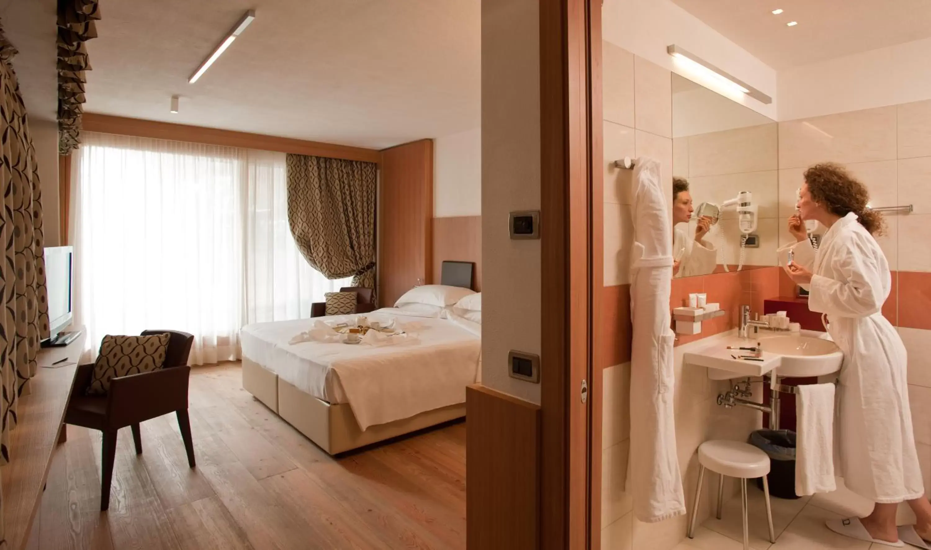 Bathroom, Bed in Hotel Alaska Cortina Bathroom, Bed in Hotel Alaska Cortina