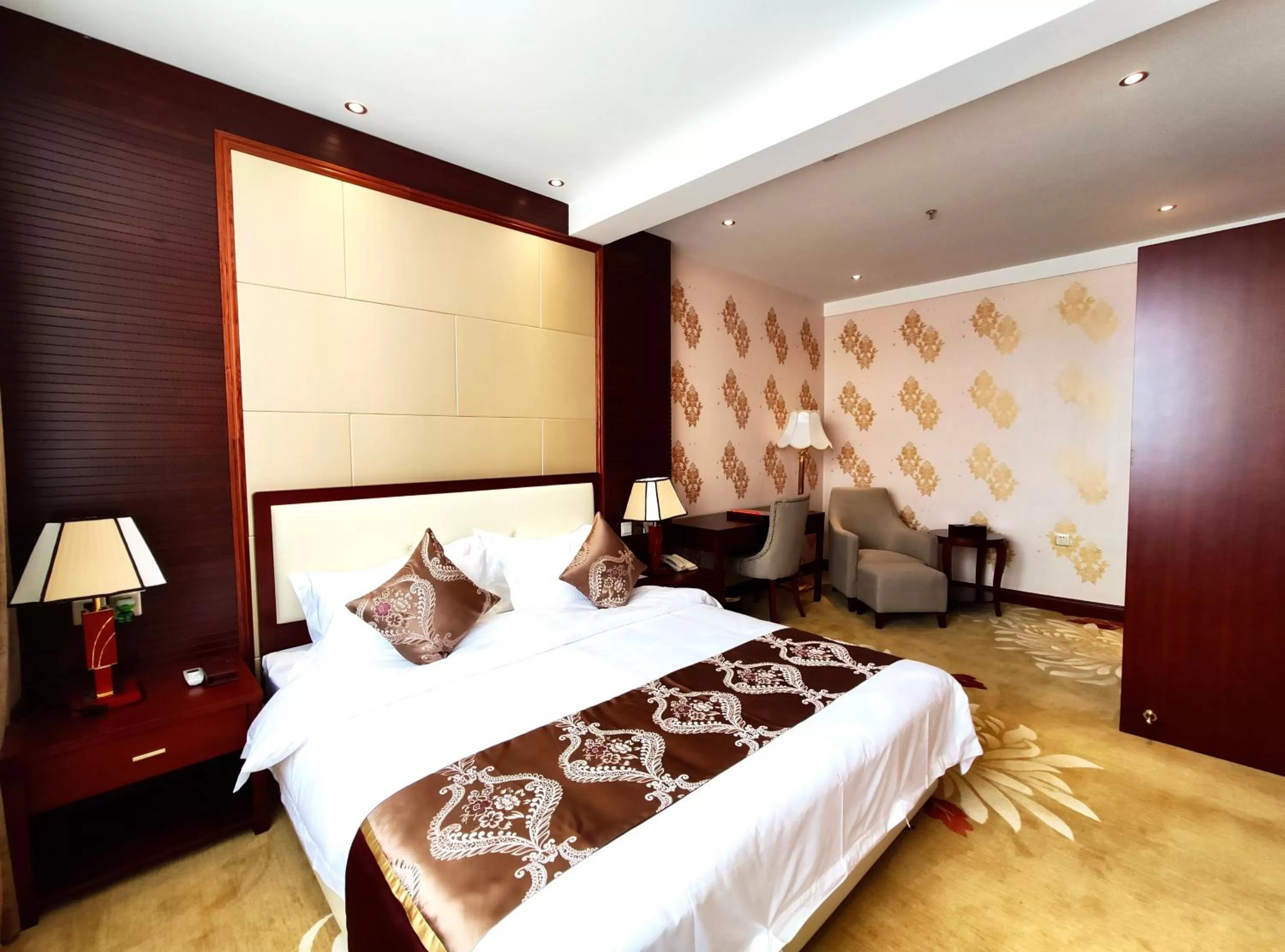 Bedroom, Bed in Golden Peacock Hotel Blantyre