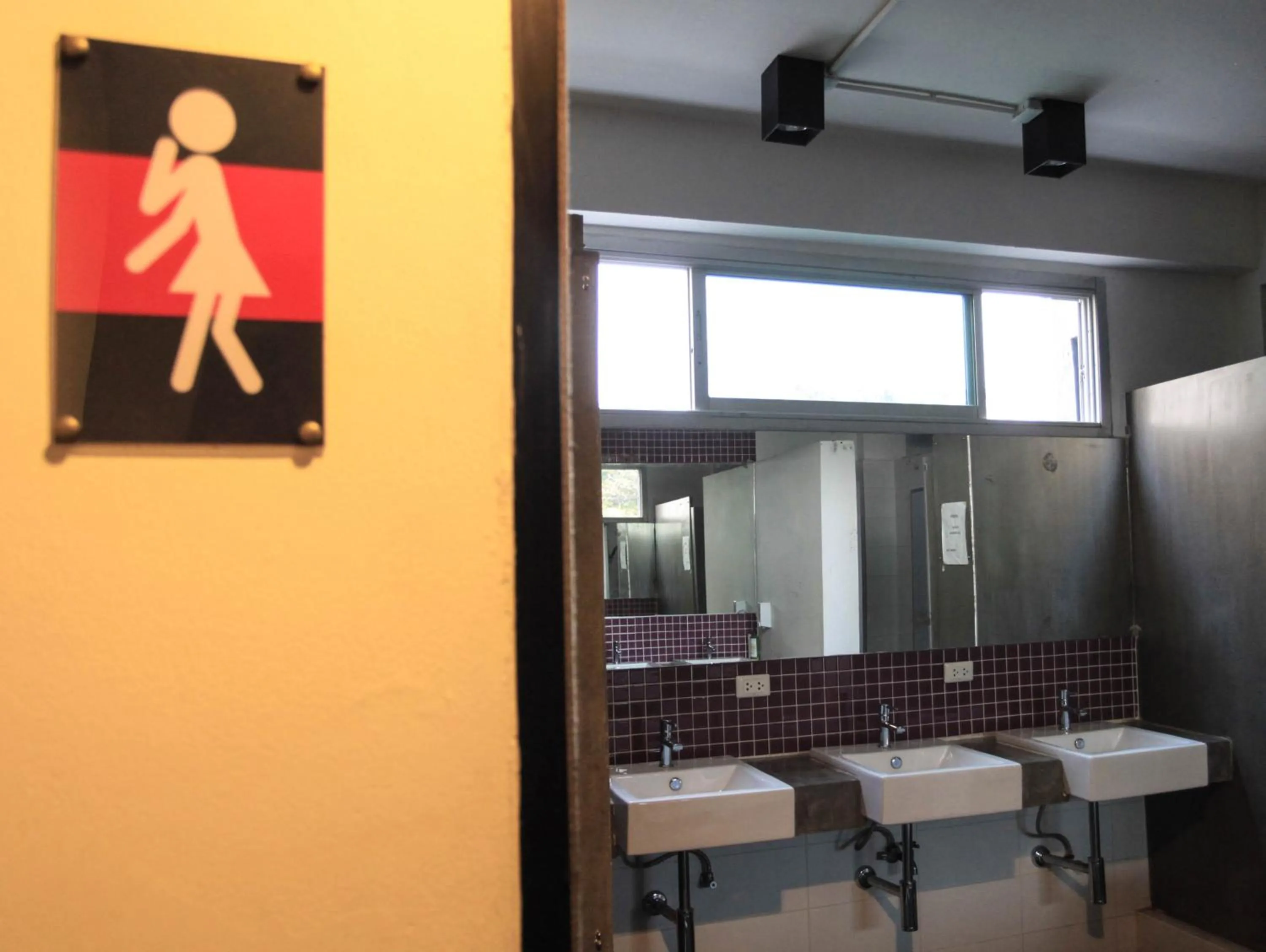 Bathroom in CheQinn Hostel - Sukhumvit 4 Nana Plaza